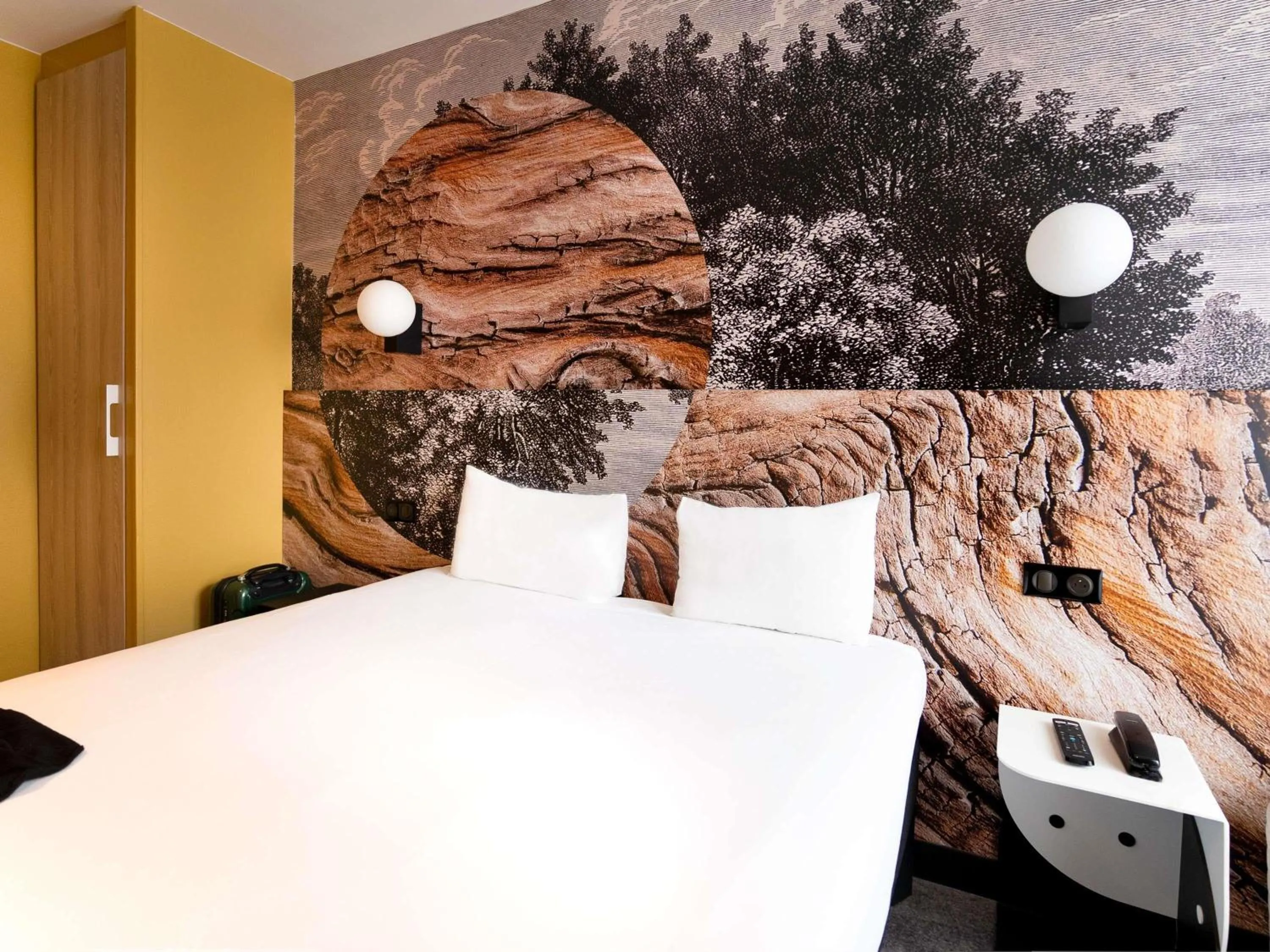 Bedroom, Bed in ibis styles Paris Montmartre Batignolles