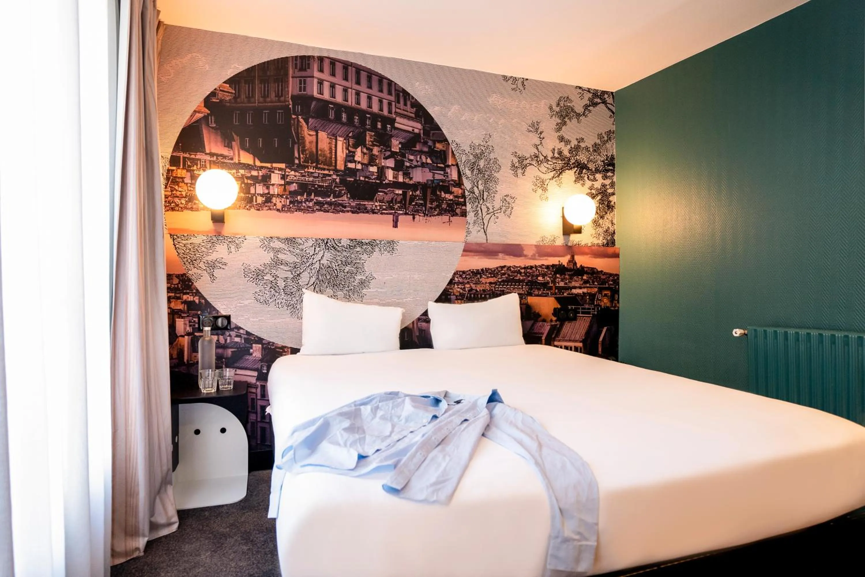 Photo of the whole room, Bed in ibis styles Paris Montmartre Batignolles