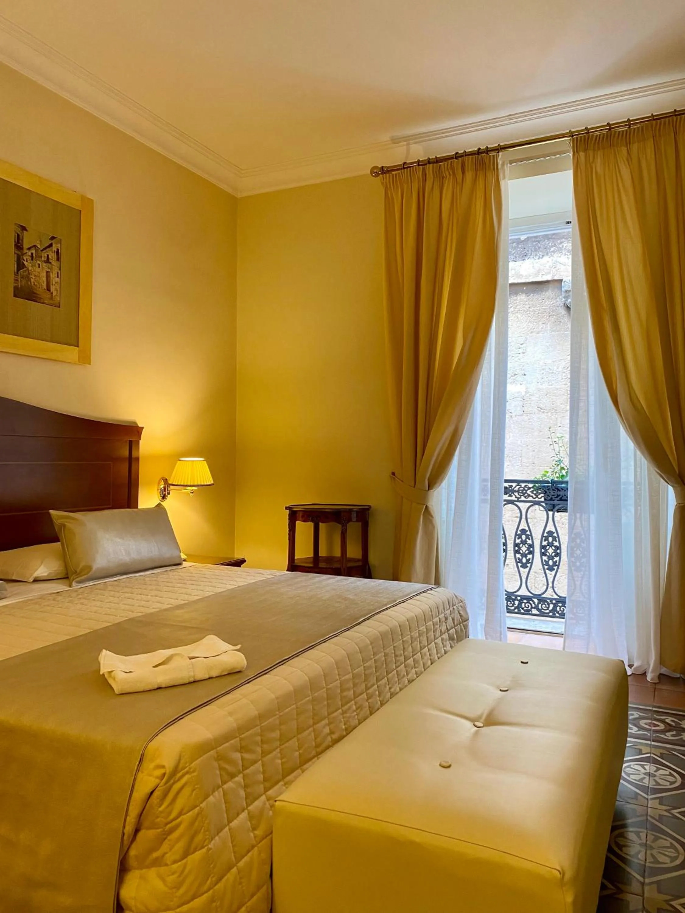 Bed in Hotel Akropolis - Museum Hotel