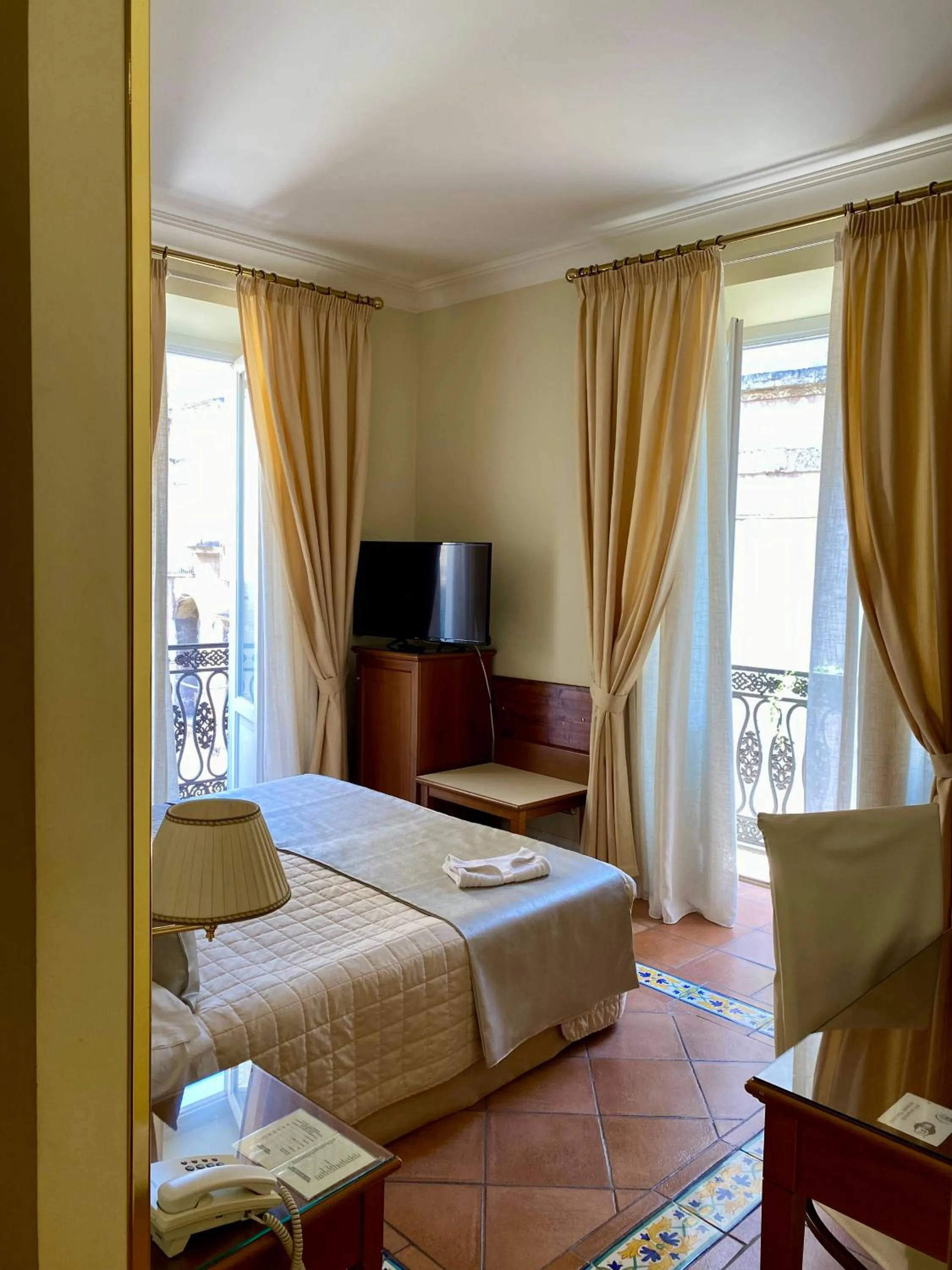 Bed in Hotel Akropolis - Museum Hotel