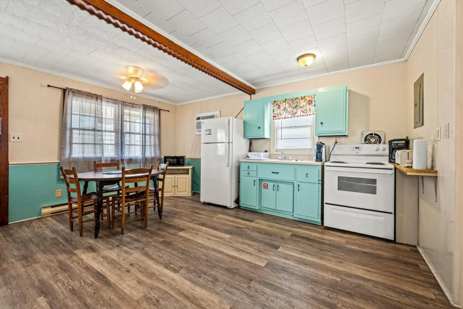 Kitchen or kitchenette in Oceanside Court by KEES Vacations