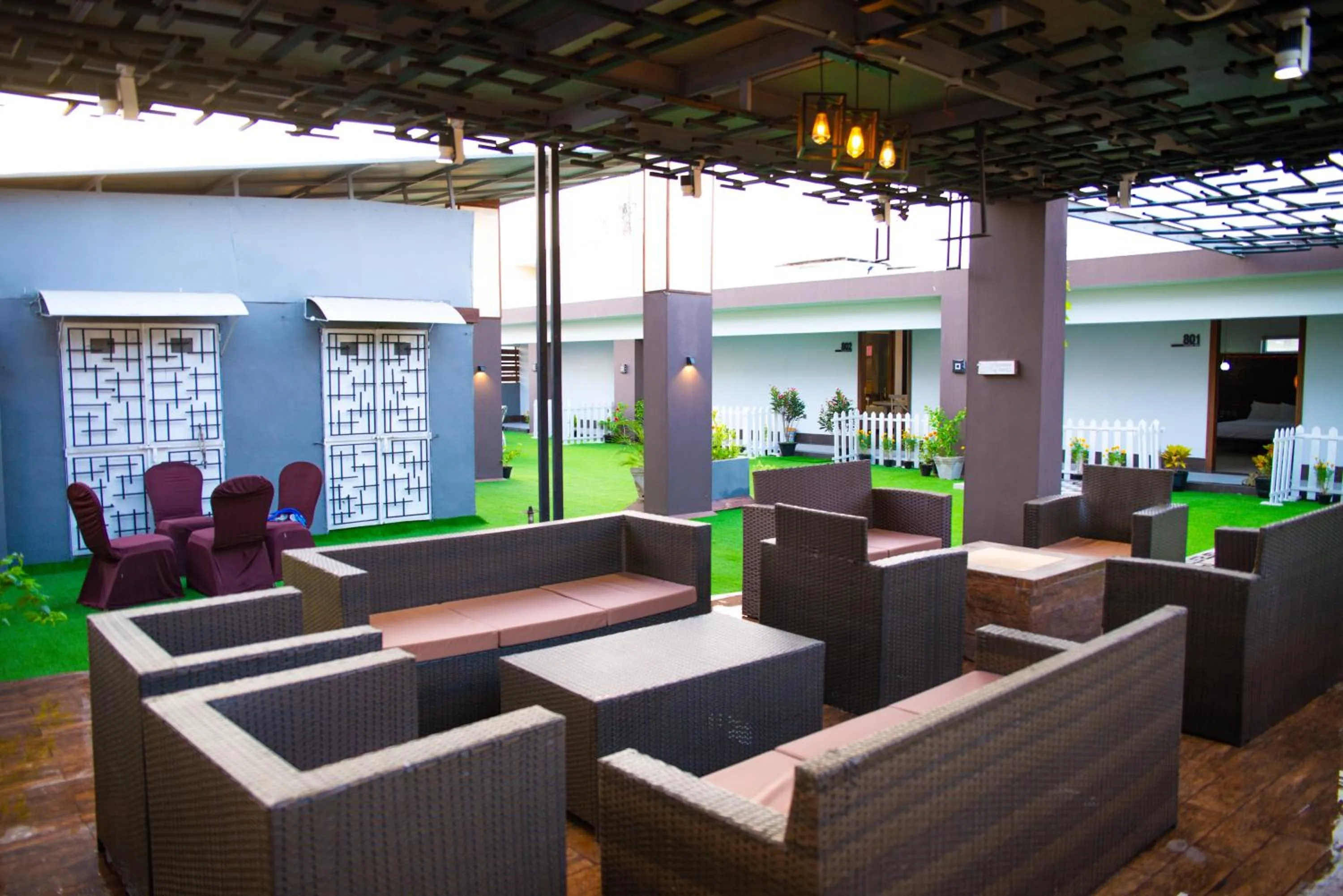 Patio in Hotel Crown Inn