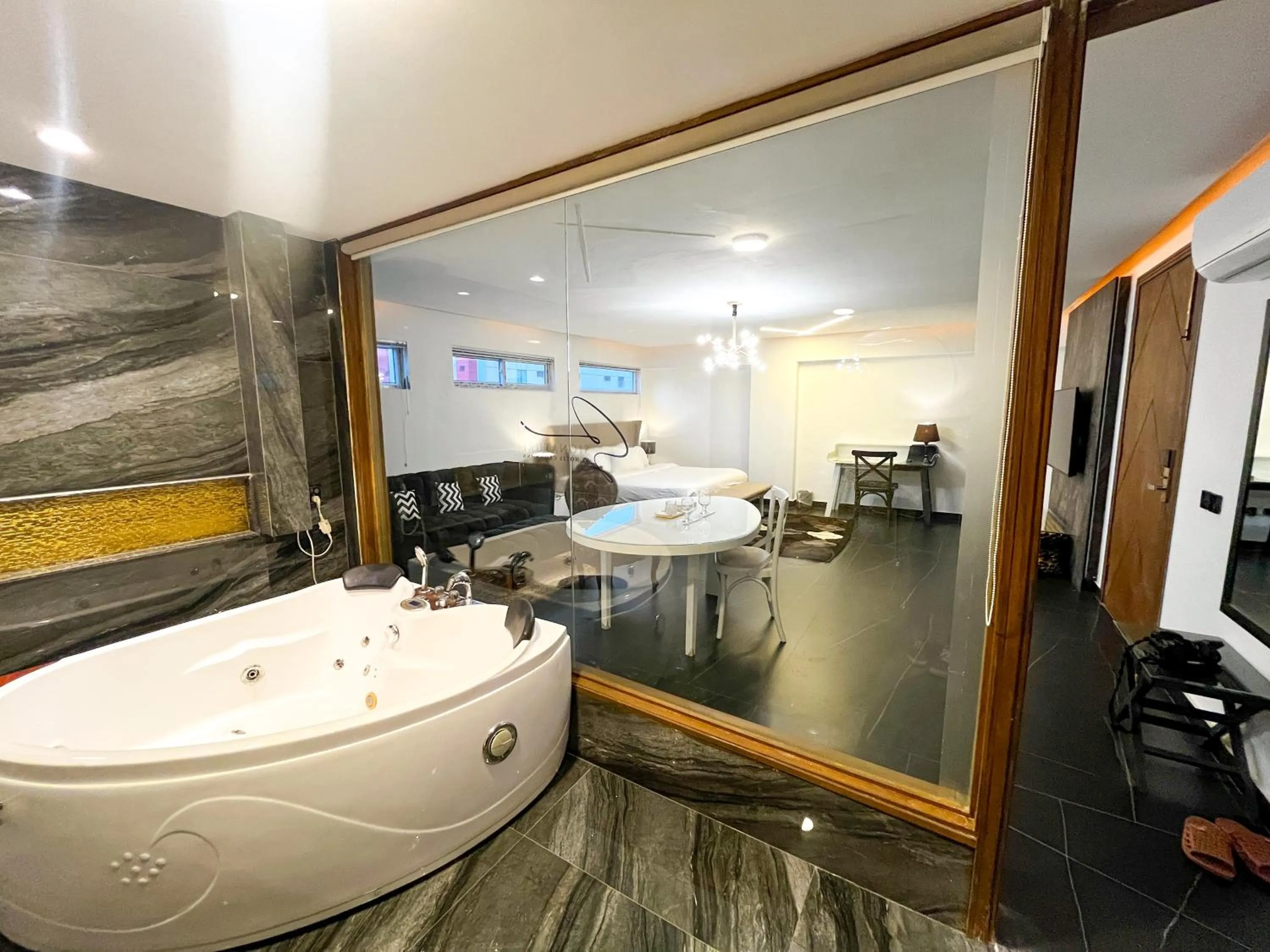 Bathroom in Hotel Crown Inn