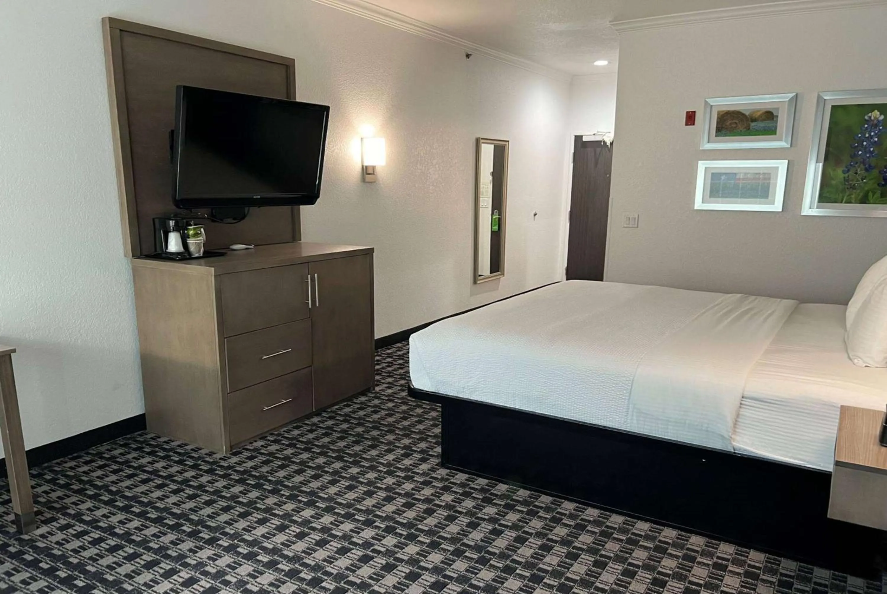 Photo of the whole room, Bed in La Quinta by Wyndham Dalhart