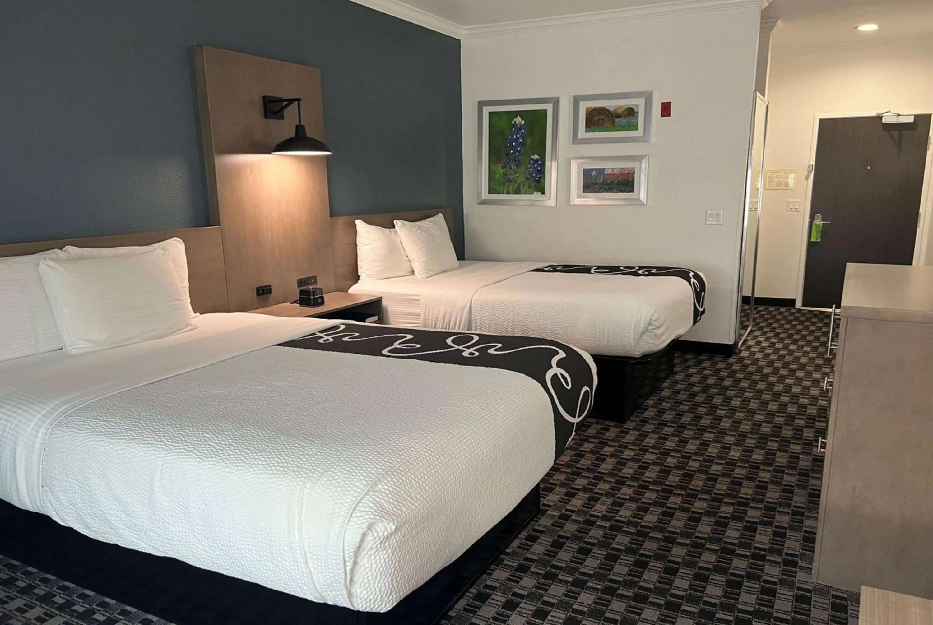 Photo of the whole room, Bed in La Quinta by Wyndham Dalhart