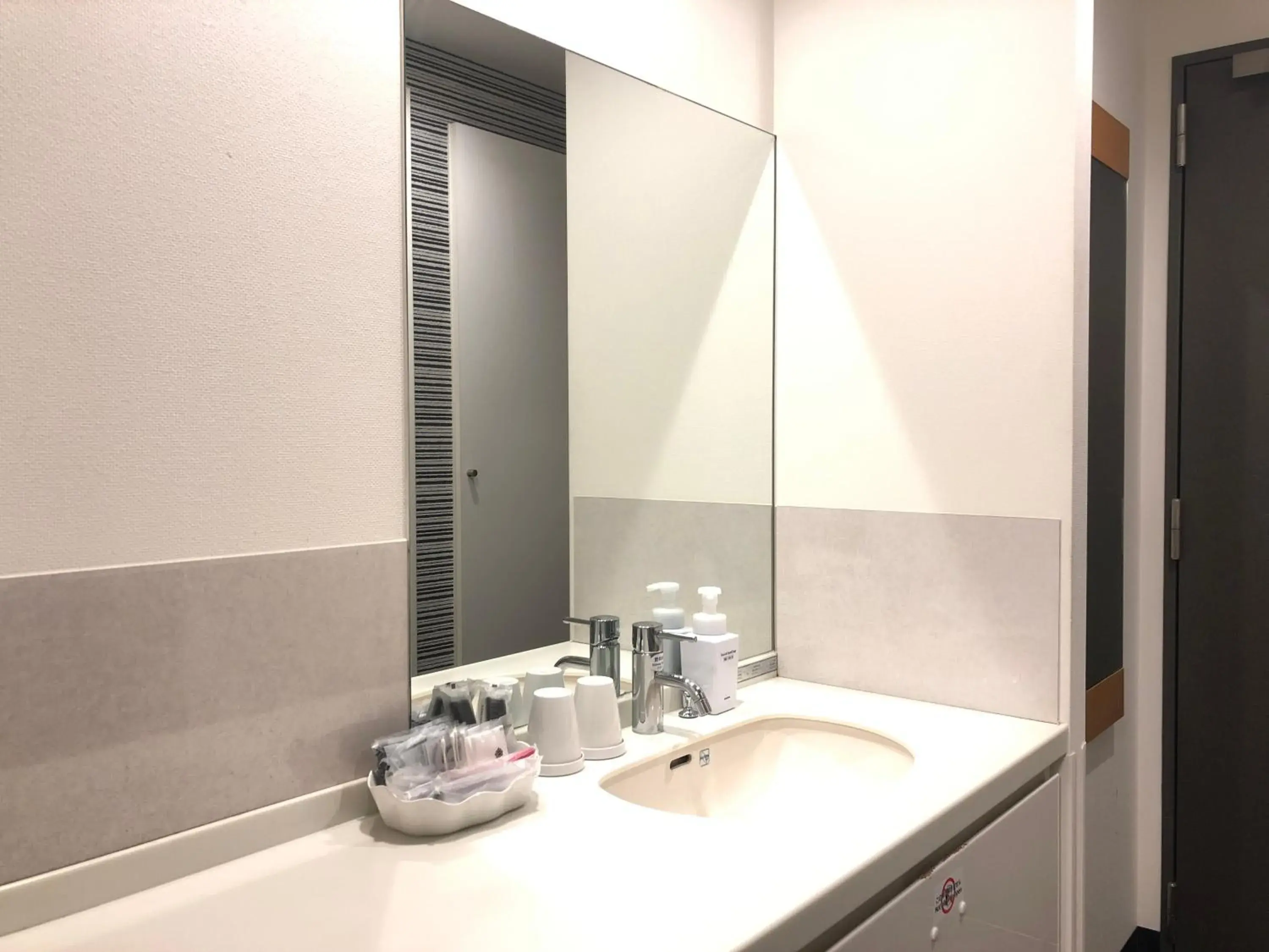 Twin Room - single occupancy - Breakfast Included - Non-Smoking in Apa Hotel Machida Eki-Higashi Twin Room - single occupancy - Breakfast Included - Non-Smoking in Apa Hotel Machida Eki-Higashi