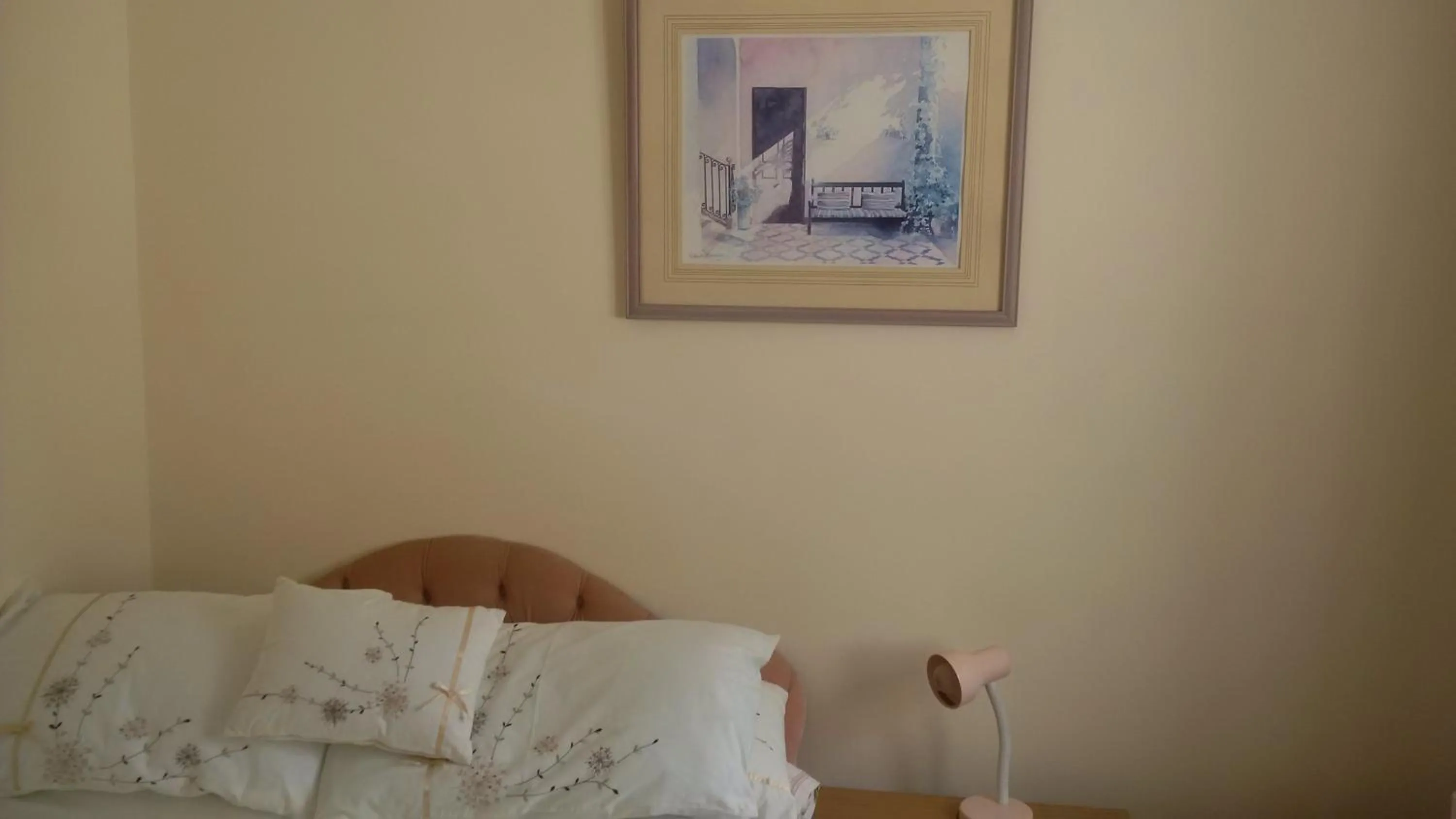 Photo of the whole room in Hethersett Lodge