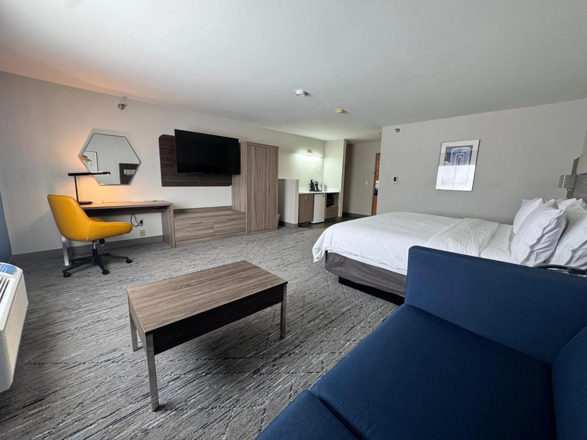 Photo of the whole room, Bed in Holiday Inn Express Deforest by IHG