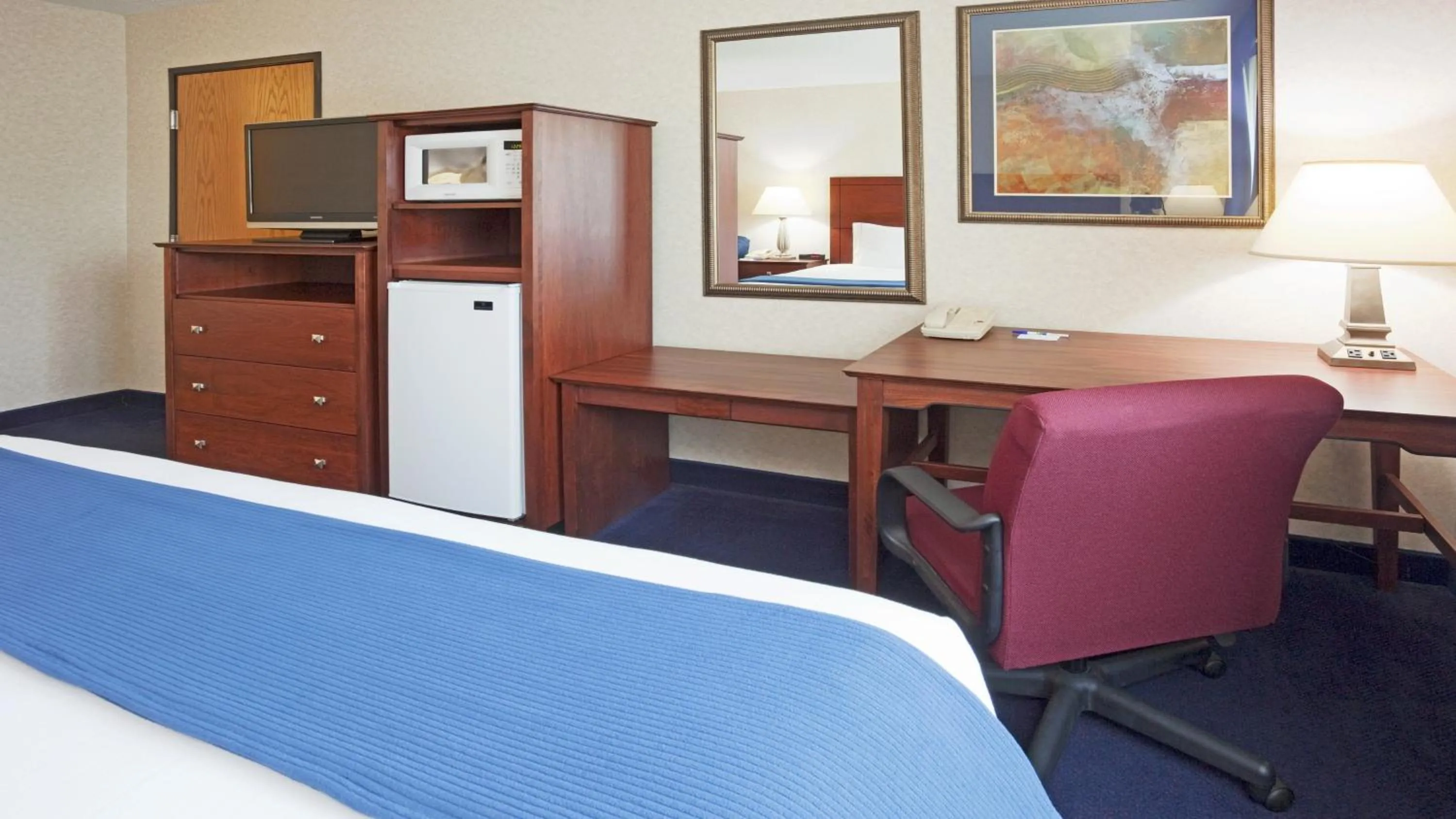 Photo of the whole room, Bed in Holiday Inn Express Deforest by IHG