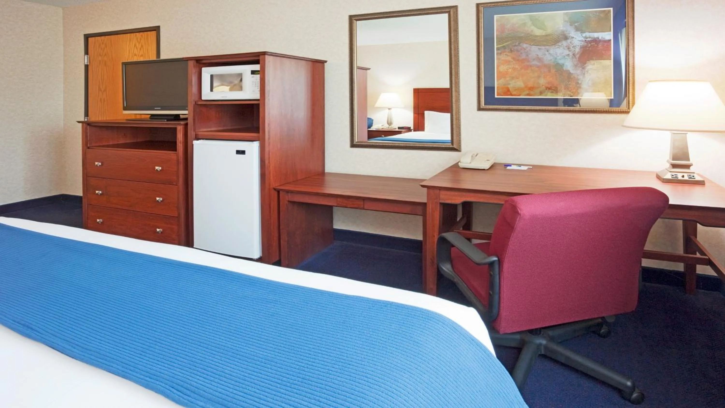 Photo of the whole room, Bed in Holiday Inn Express Deforest by IHG
