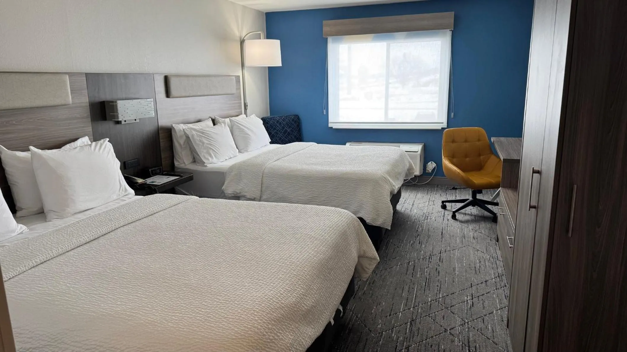 Photo of the whole room, Bed in Holiday Inn Express Deforest by IHG