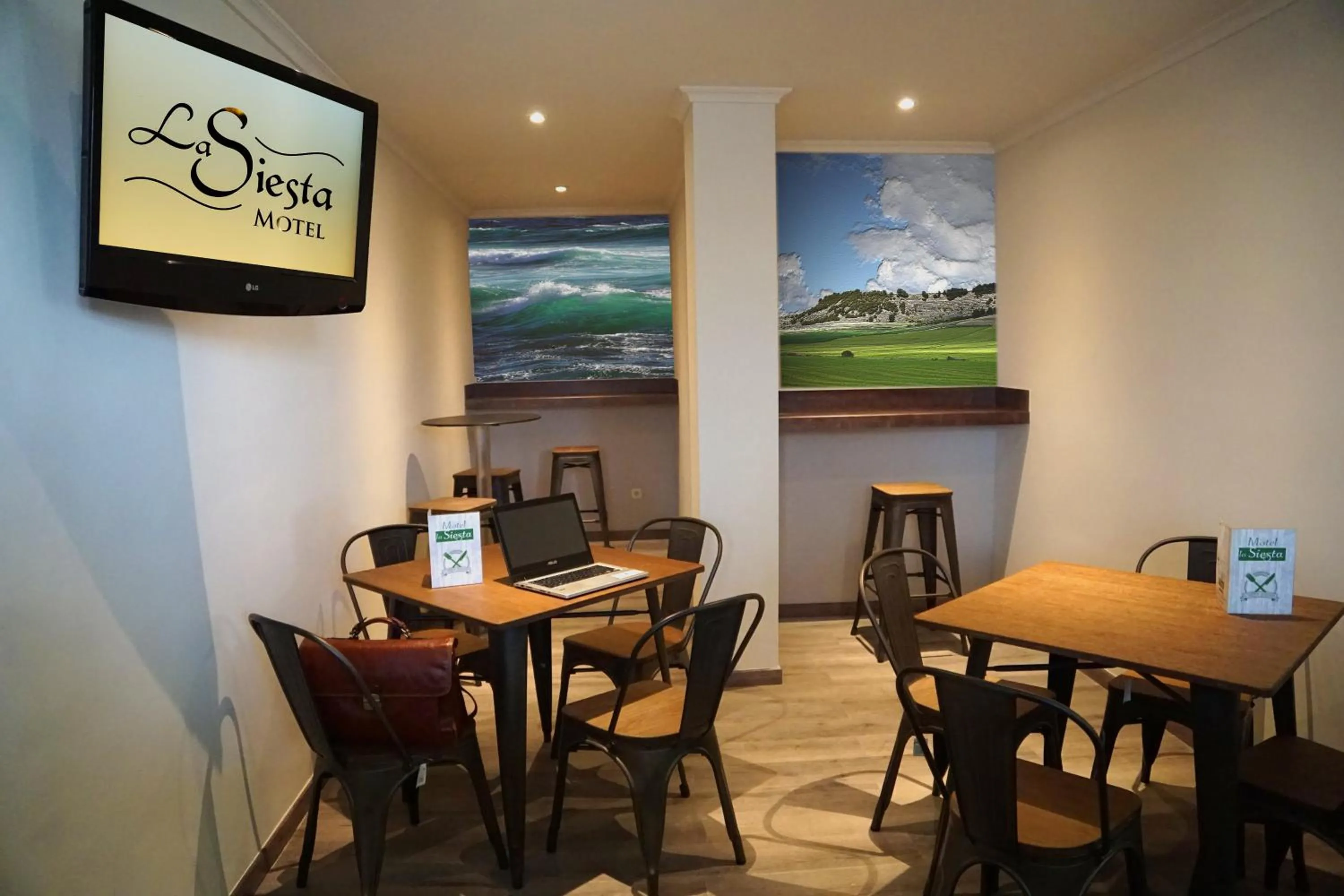 Communal lounge/ TV room in La Siesta