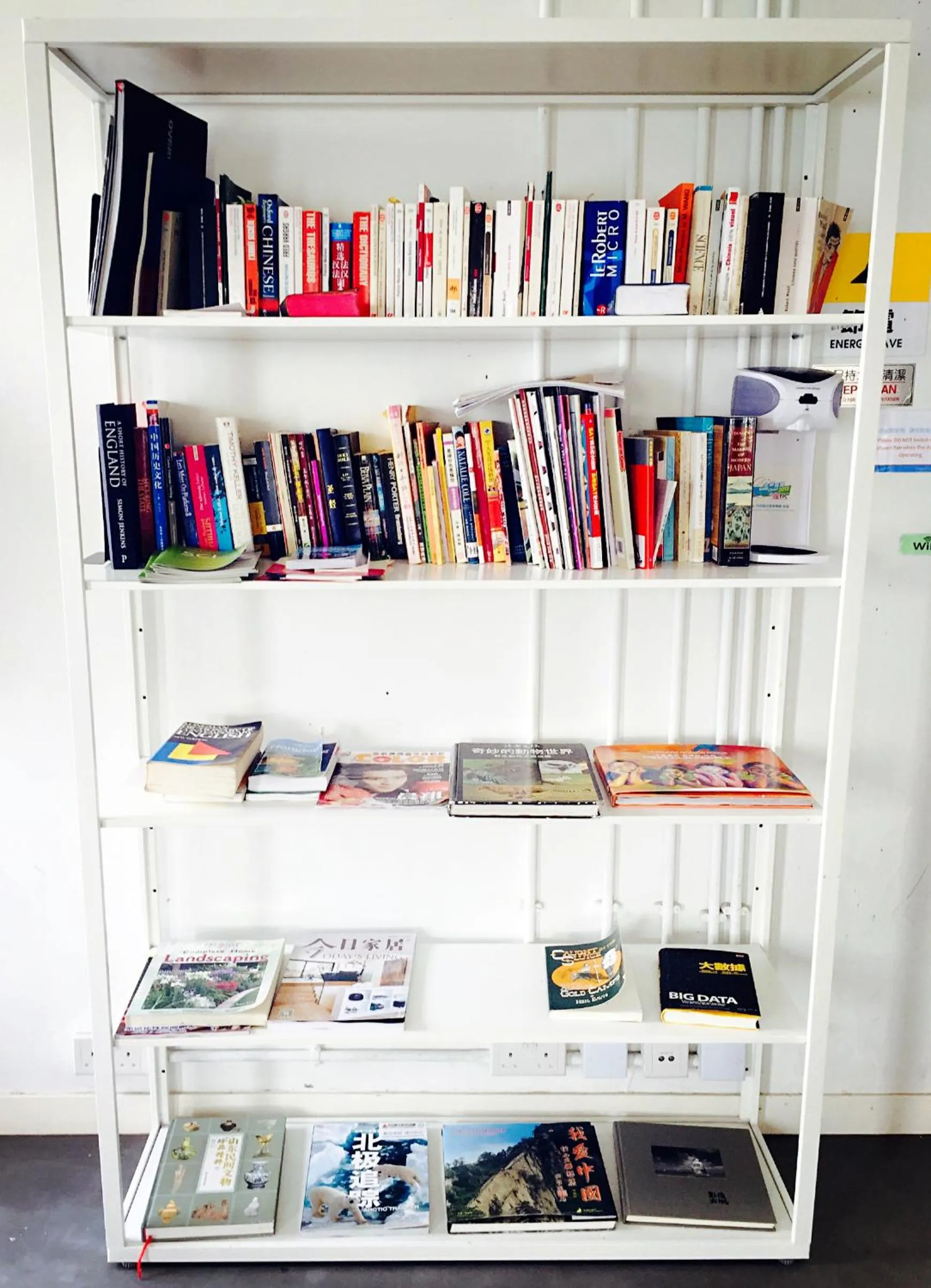 Communal lounge/ TV room in YHA Jockey Club Mt. Davis Youth Hostel