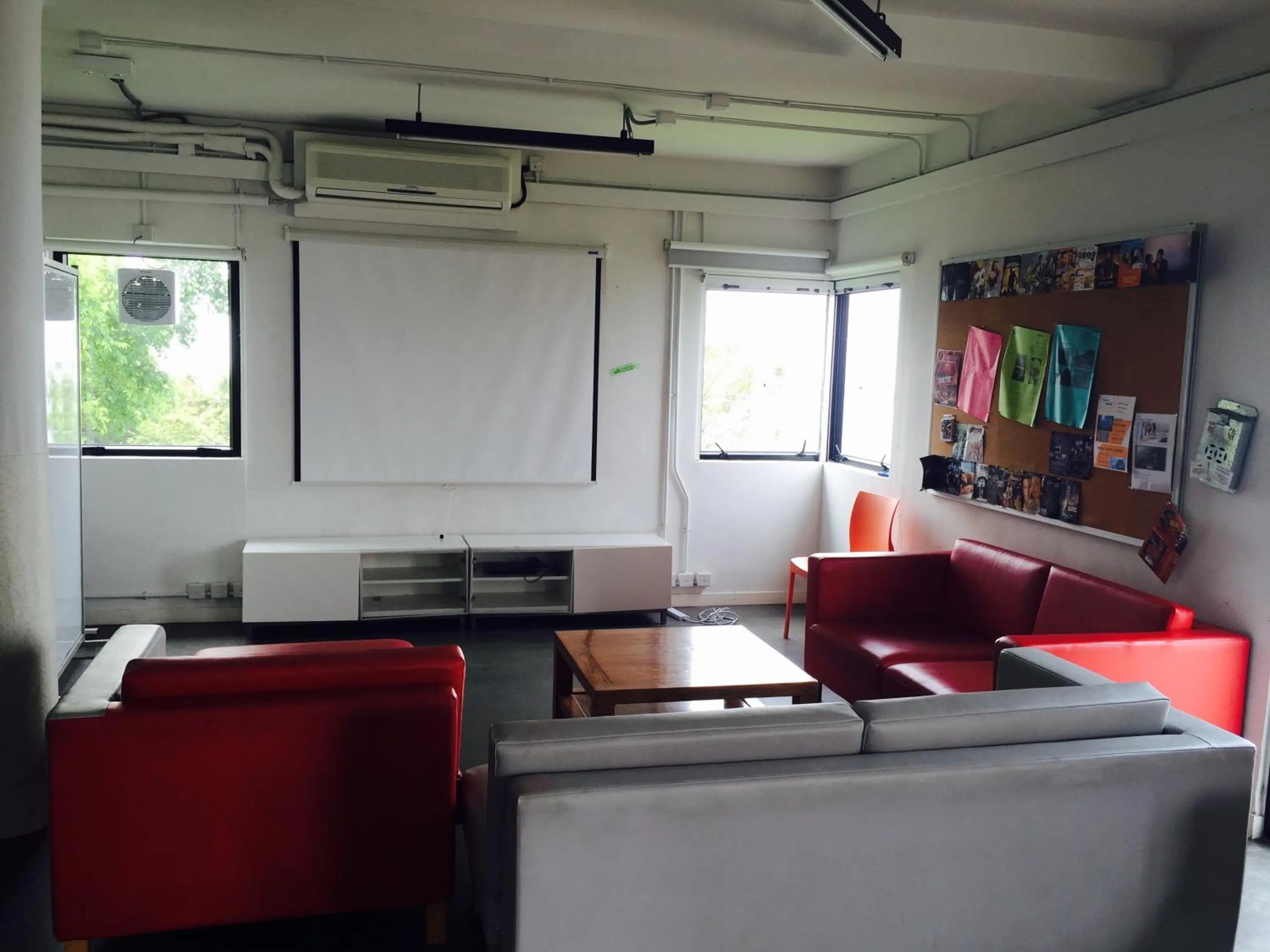 Communal lounge/ TV room in YHA Jockey Club Mt. Davis Youth Hostel