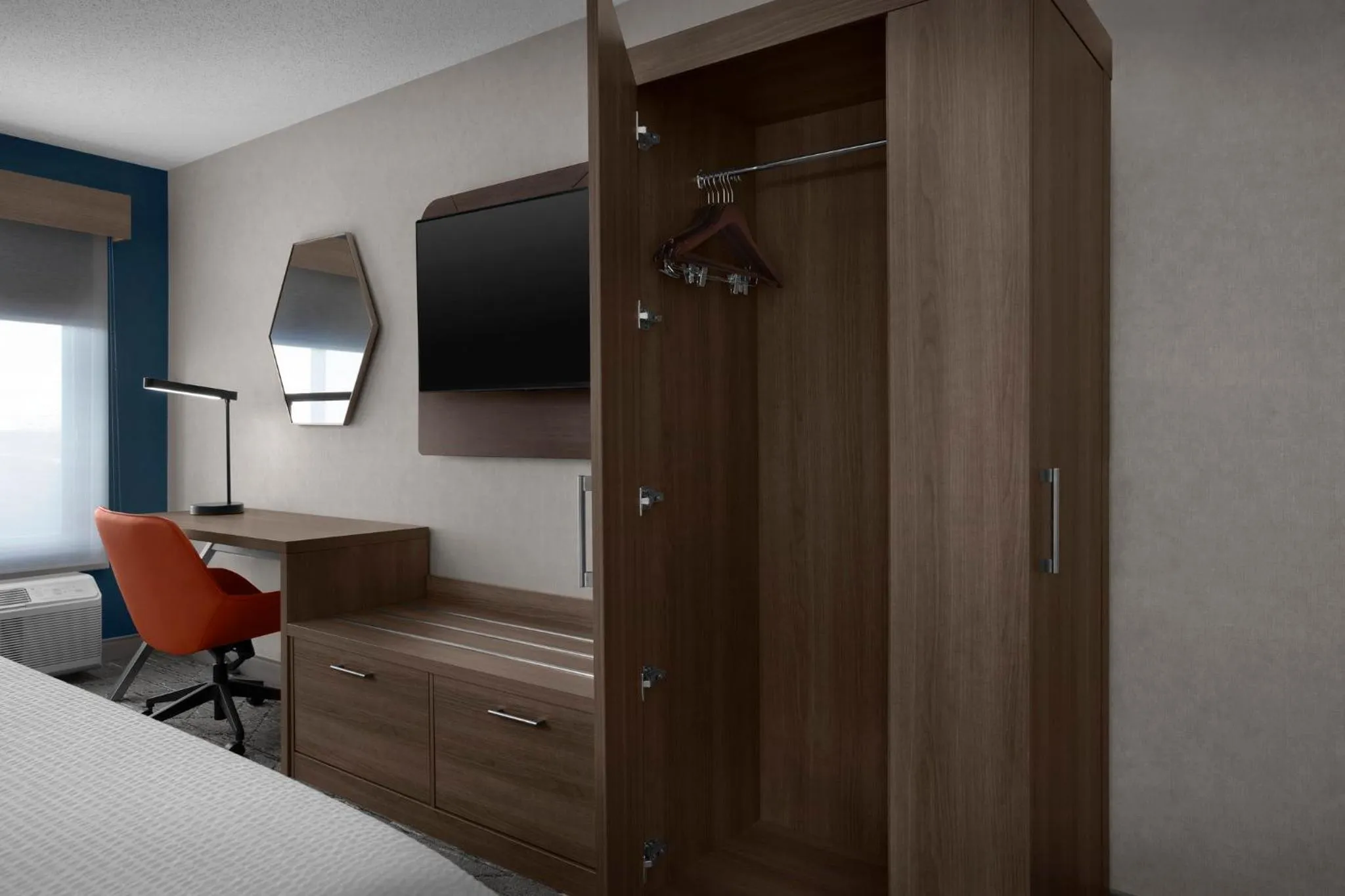 Photo of the whole room, Bed in Holiday Inn Express Fargo - West Acres by IHG