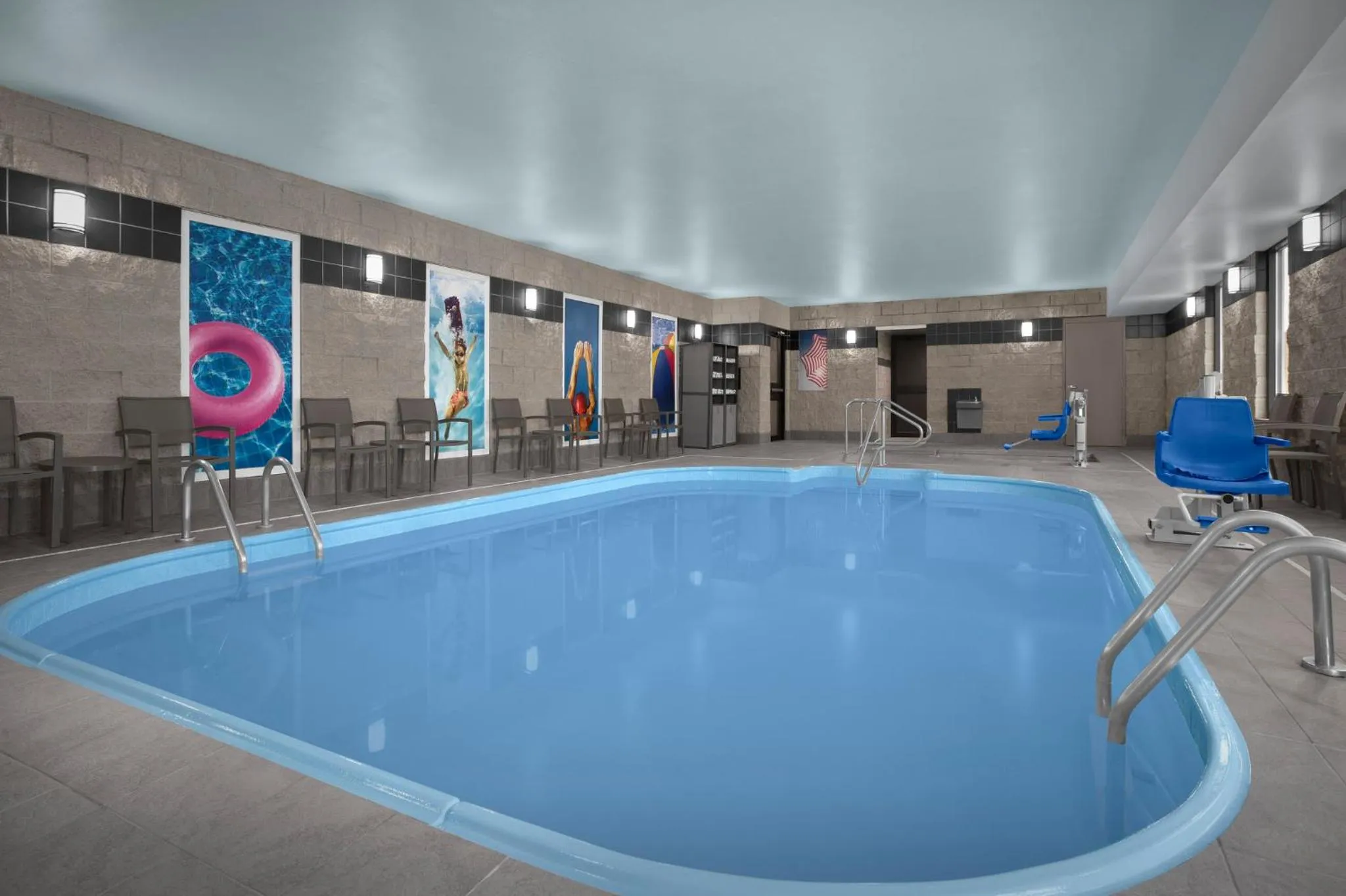 Swimming pool in Holiday Inn Express Fargo - West Acres by IHG