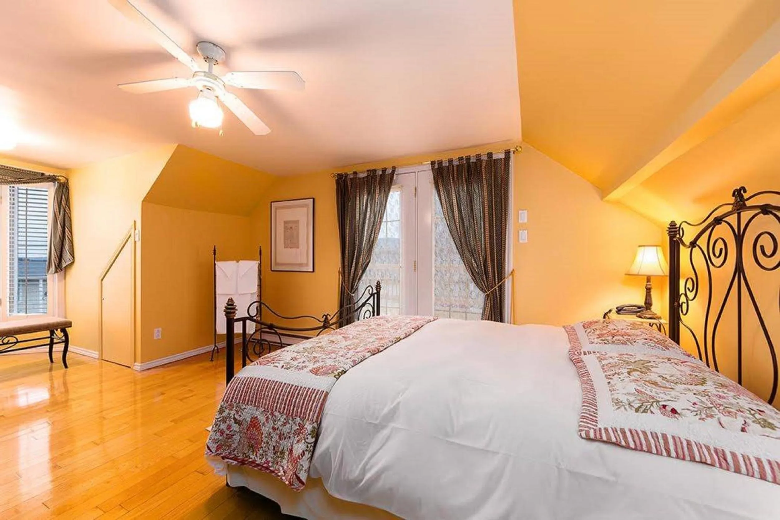 Bedroom, Bed in 271 - La Victorienne - Les Immeubles Charlevoix