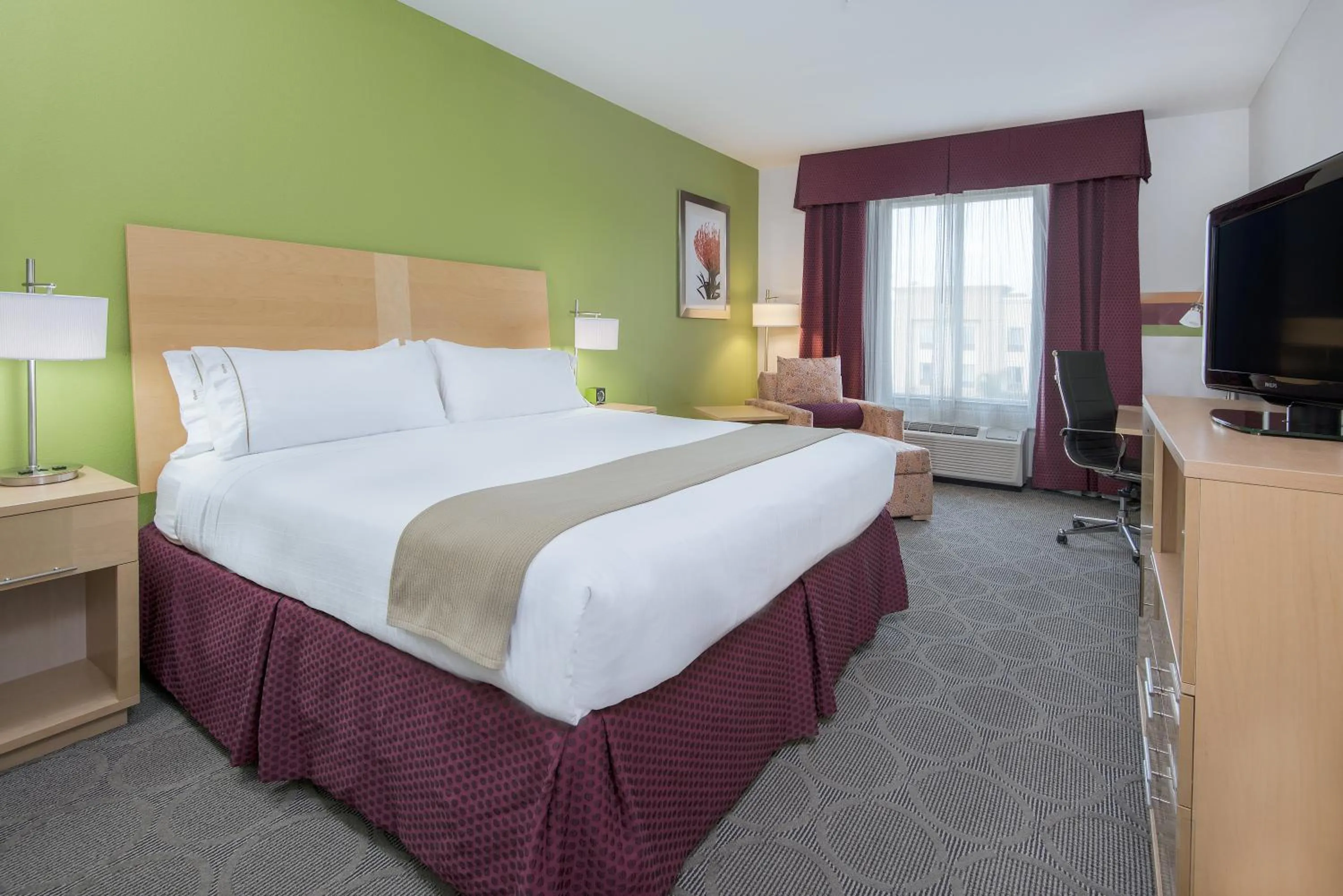 Photo of the whole room, Bed in Holiday Inn Express Hotel & Suites Clute-Lake Jackson by IHG