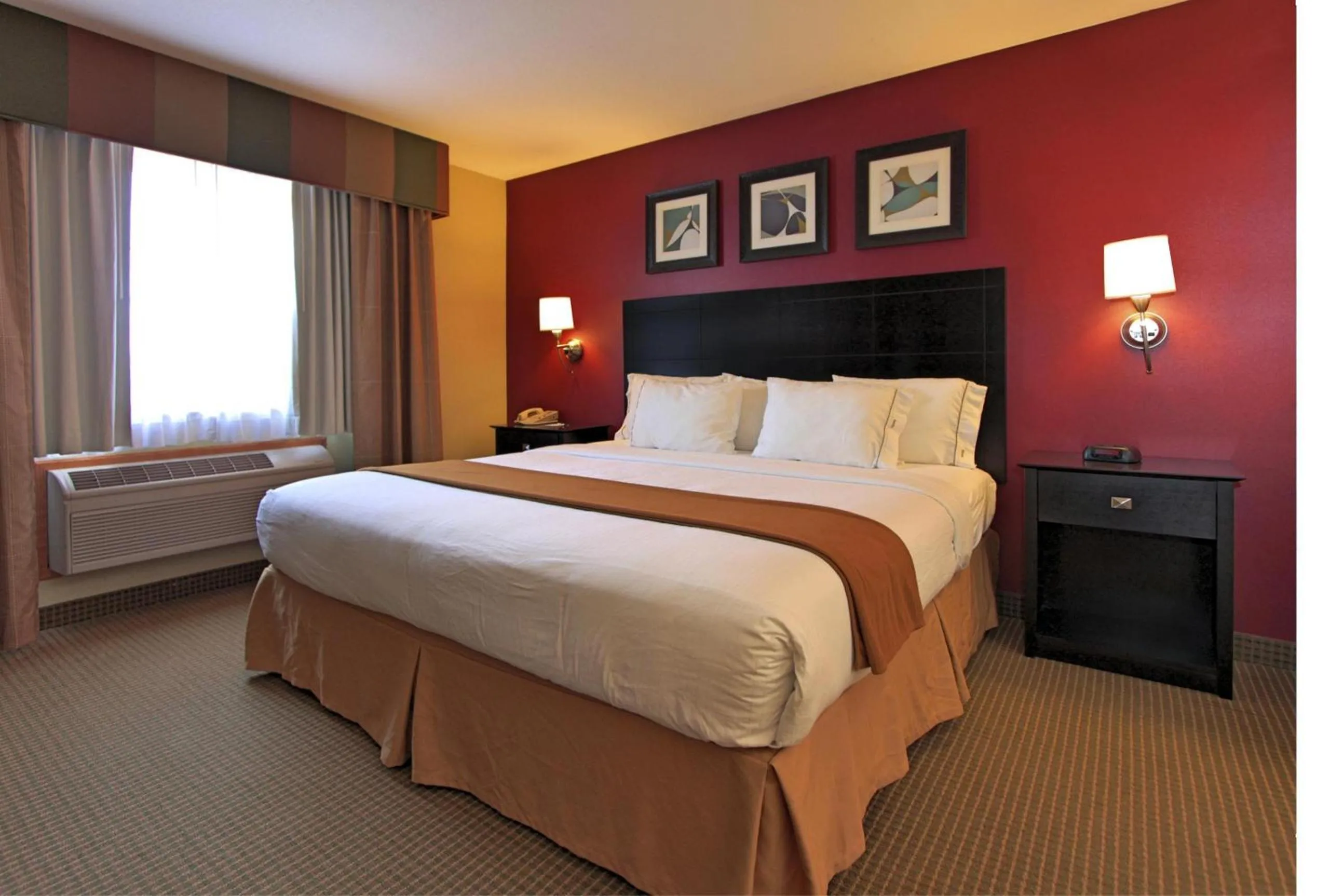 Bedroom, Bed in Holiday Inn Express Hotel & Suites Defiance by IHG
