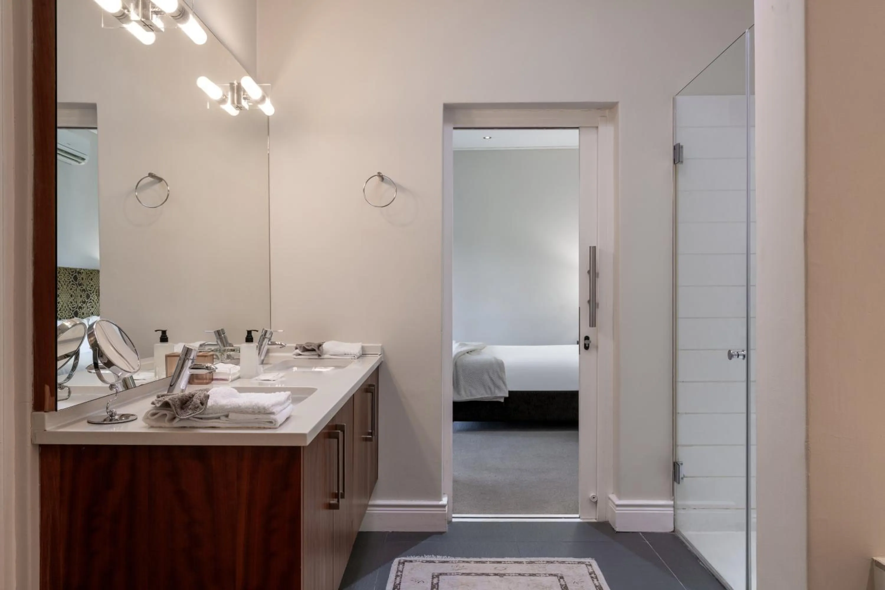 Shower, Bed in Wild Mushroom Country House