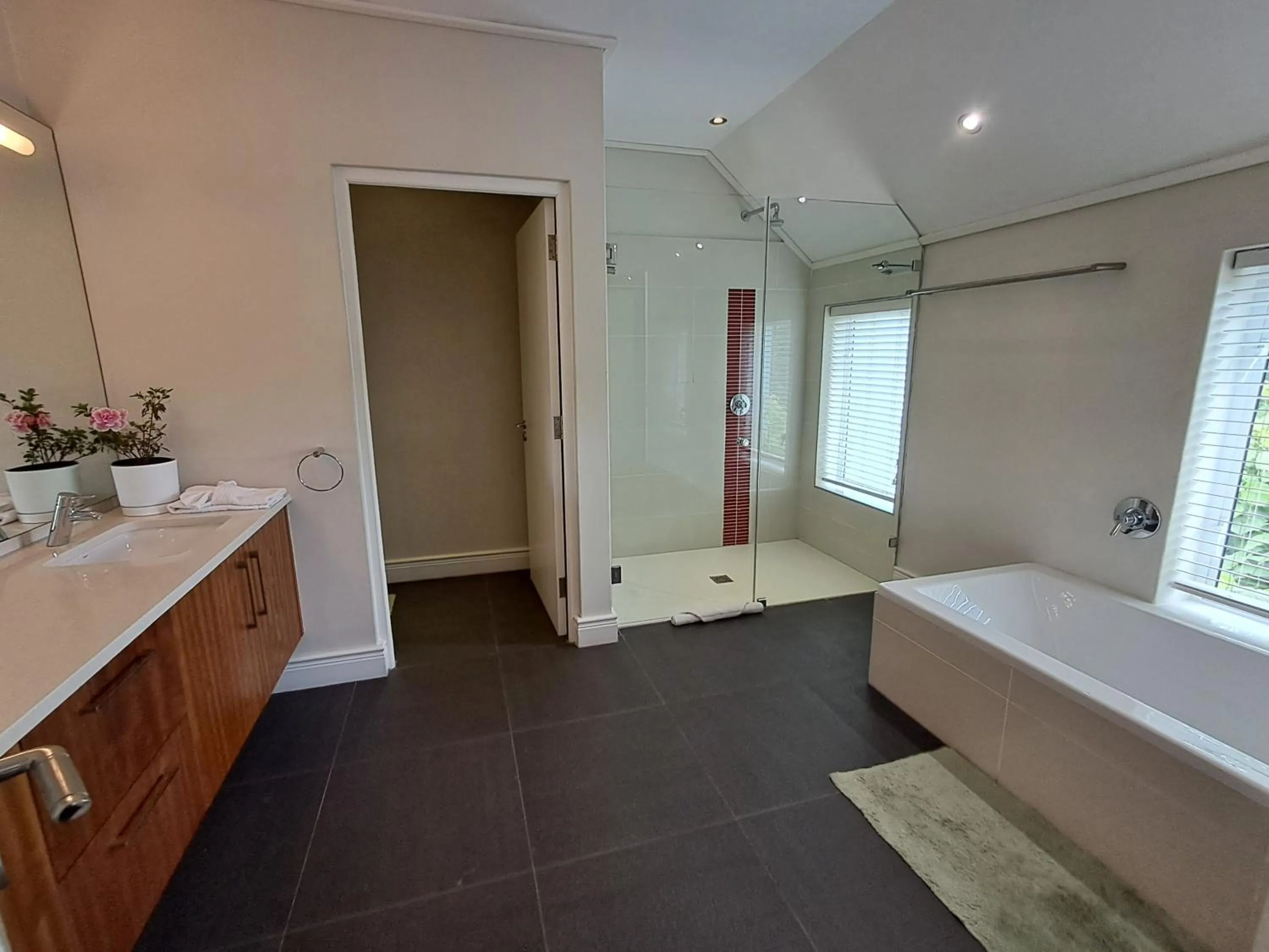 Shower, Bed in Wild Mushroom Country House