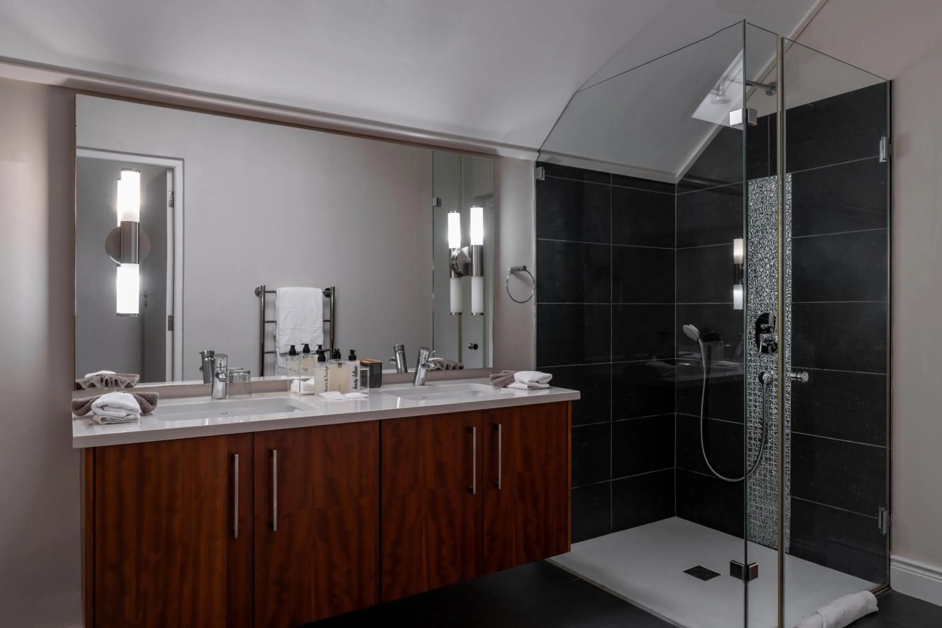 Shower in Wild Mushroom Country House