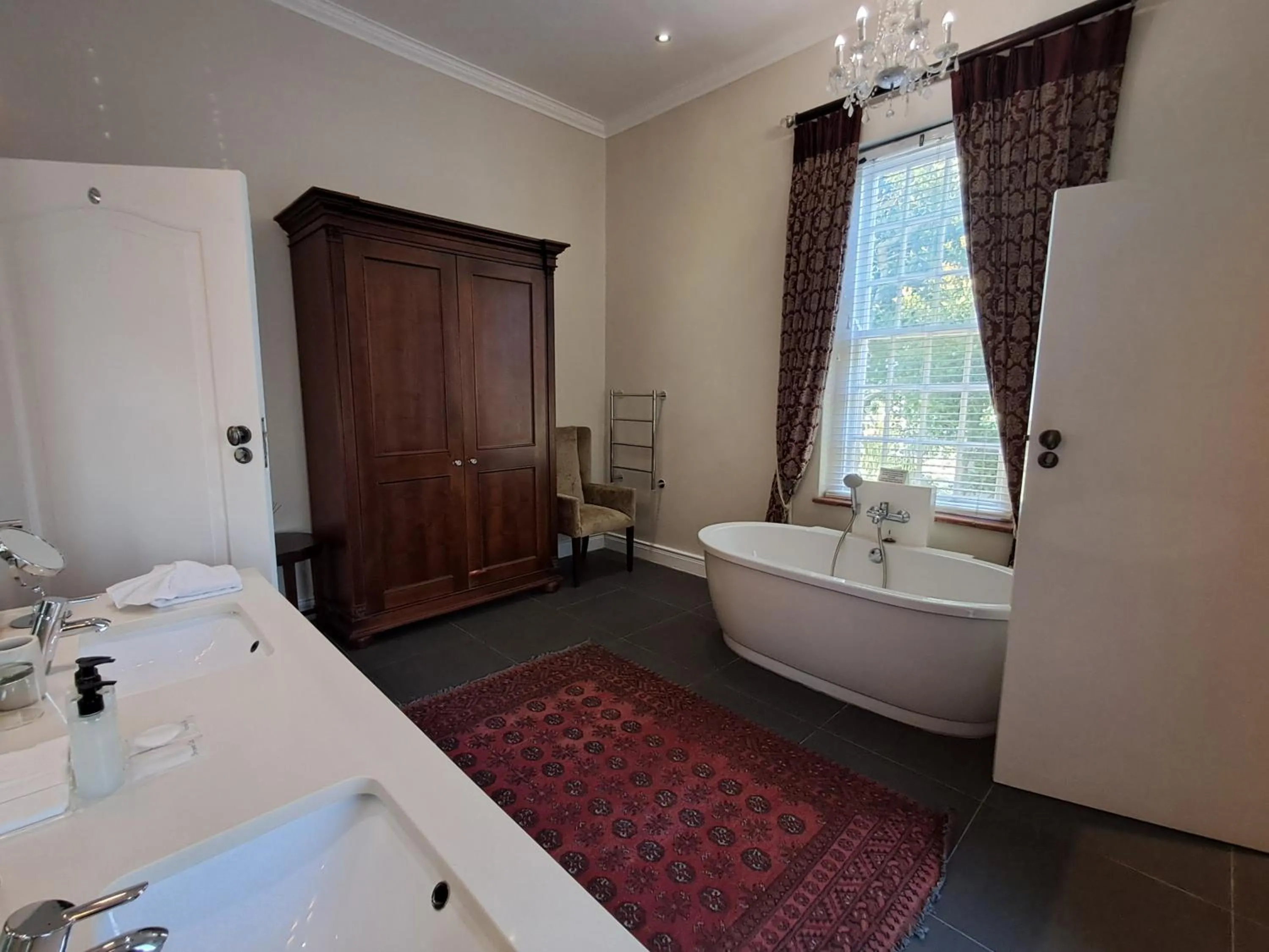 Bathroom, Bed in Wild Mushroom Country House