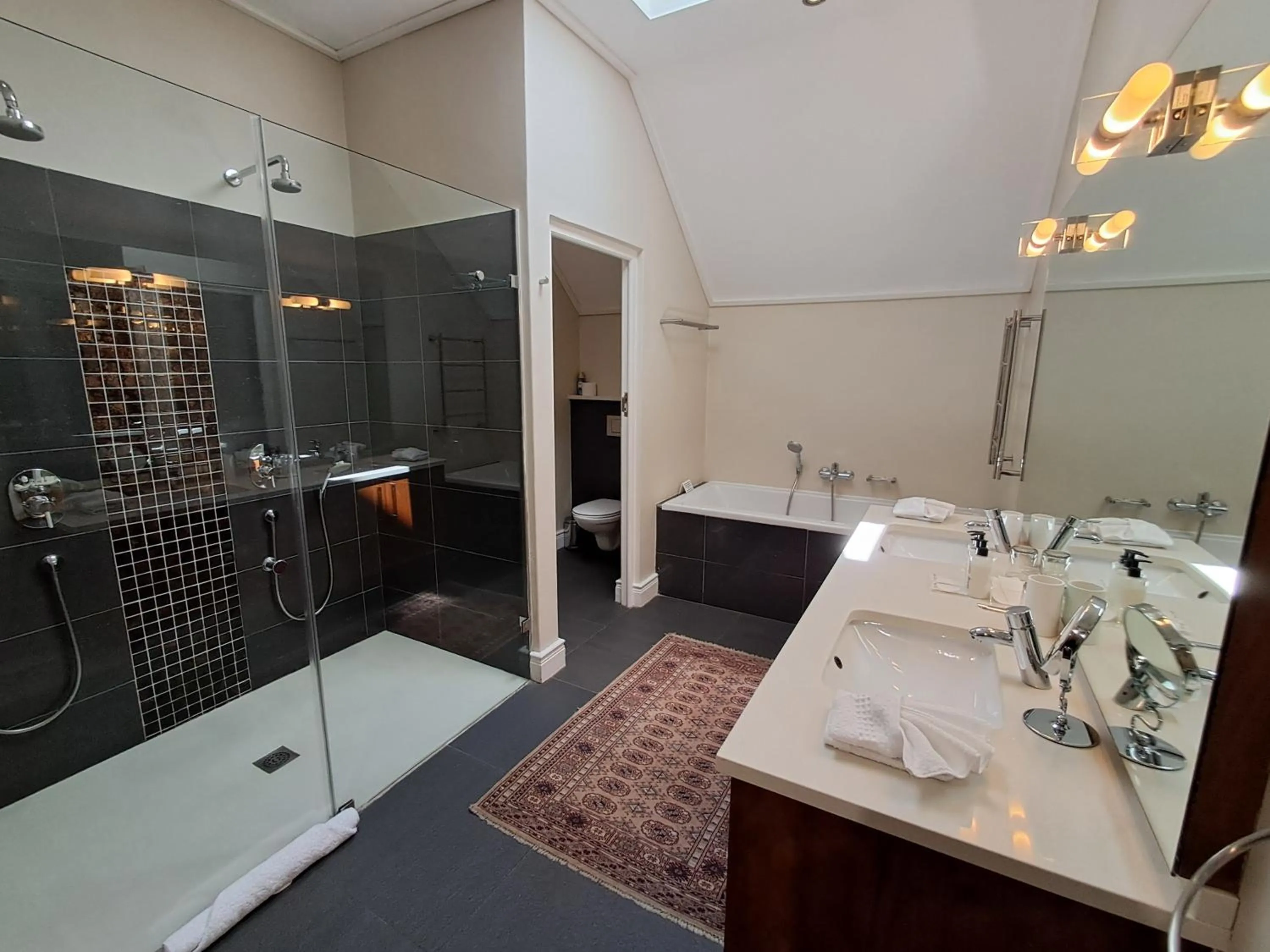 Shower in Wild Mushroom Country House