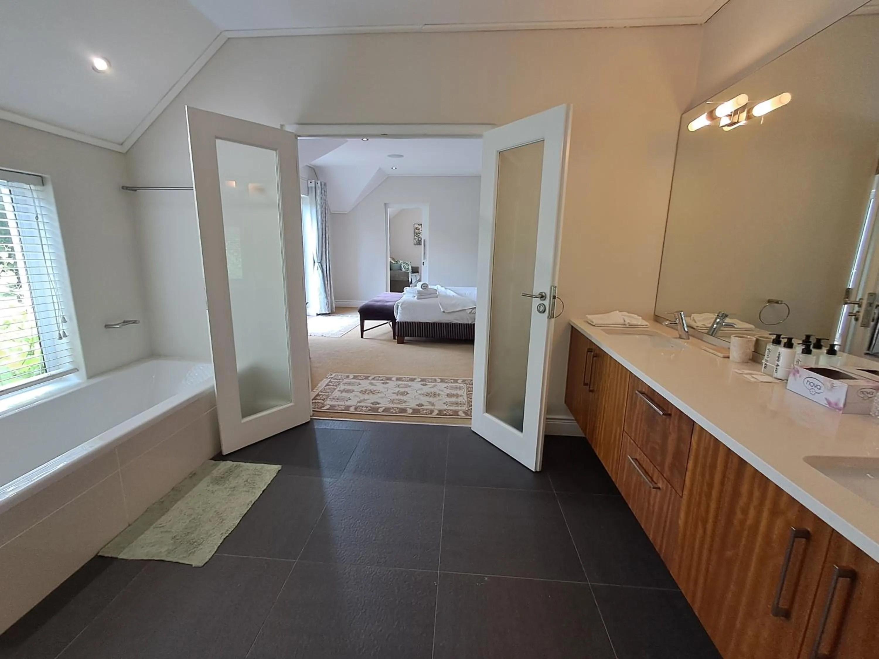 Bathroom, Bed in Wild Mushroom Country House