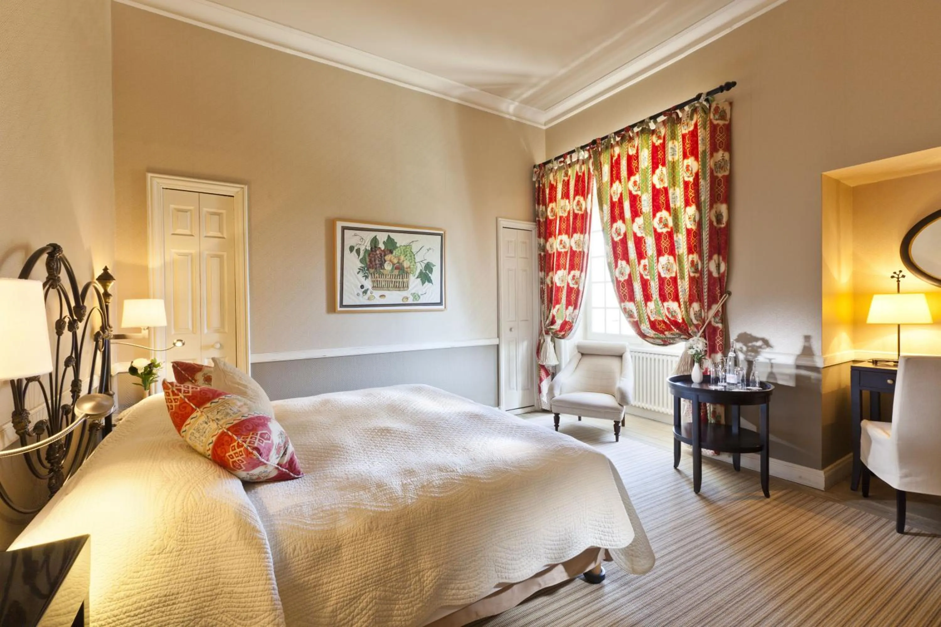 Photo of the whole room, Bed in Chateau De Germigney