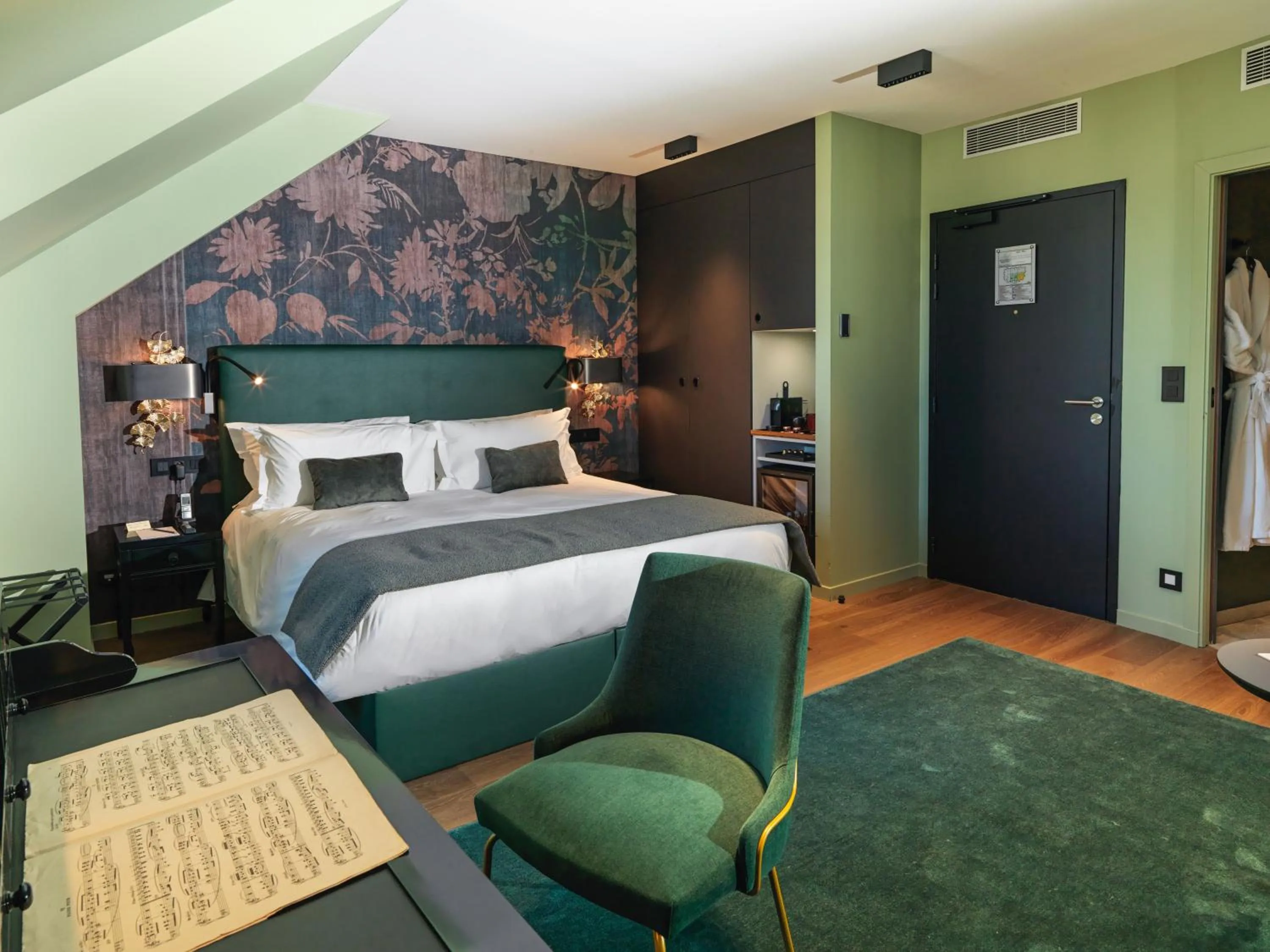 Photo of the whole room, Bed in Chateau De Germigney