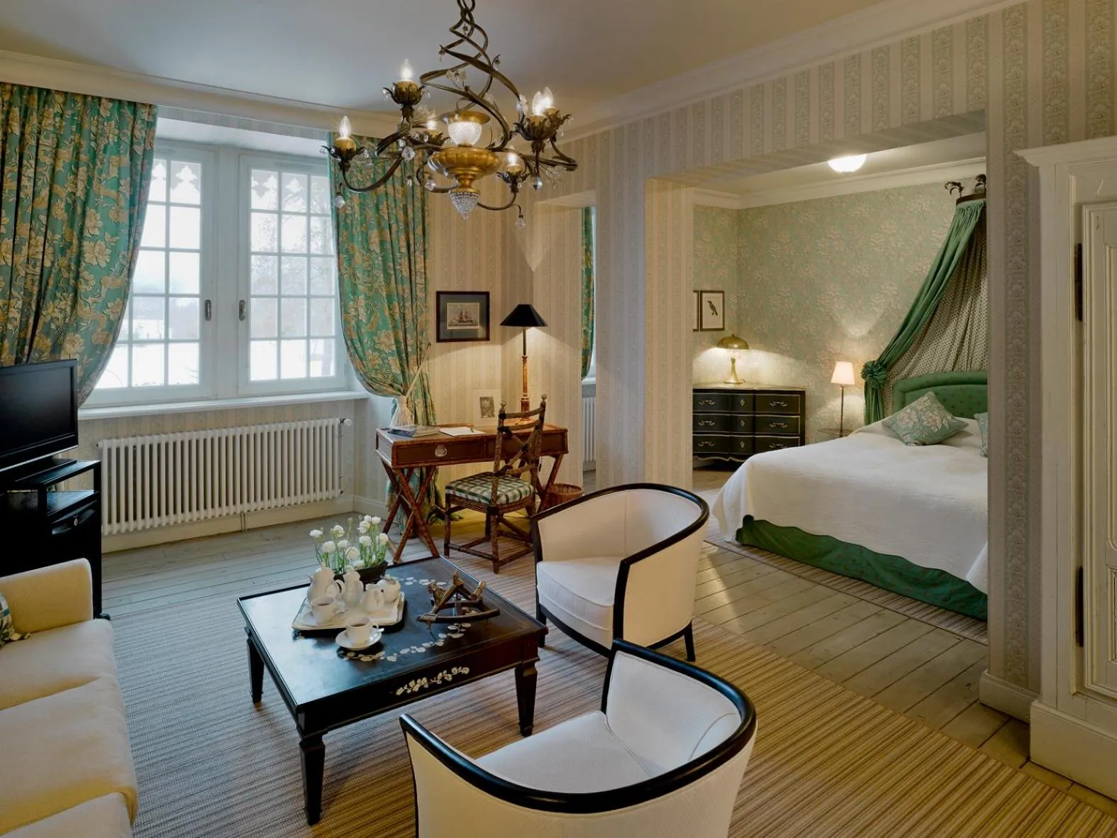 Photo of the whole room, Bed in Chateau De Germigney