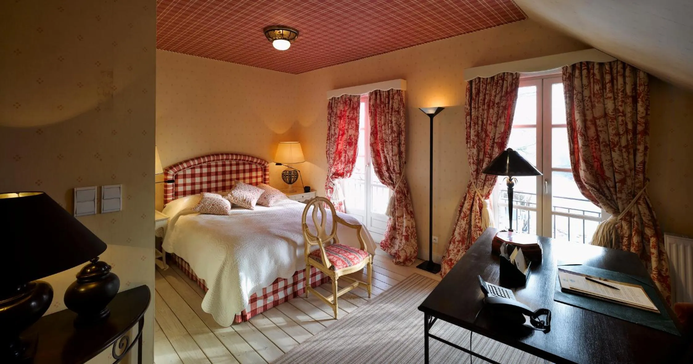 Photo of the whole room, Bed in Chateau De Germigney