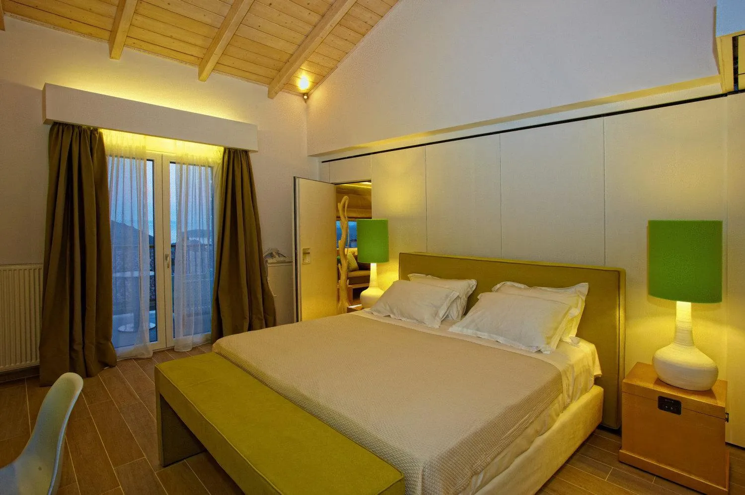 Bed in Salvator Villas & Spa Hotel