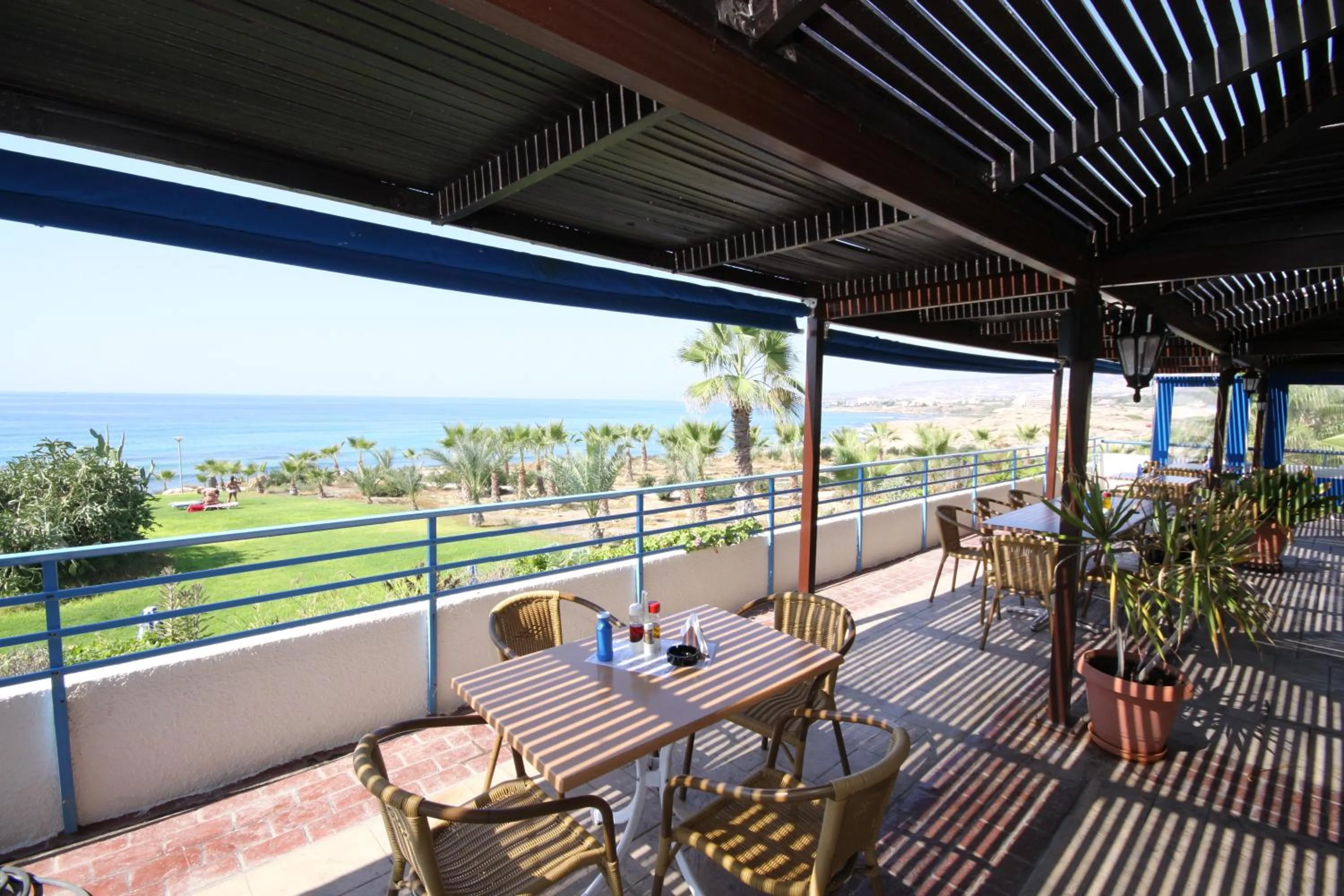 Restaurant/places to eat in Helios Bay Hotel and Suites