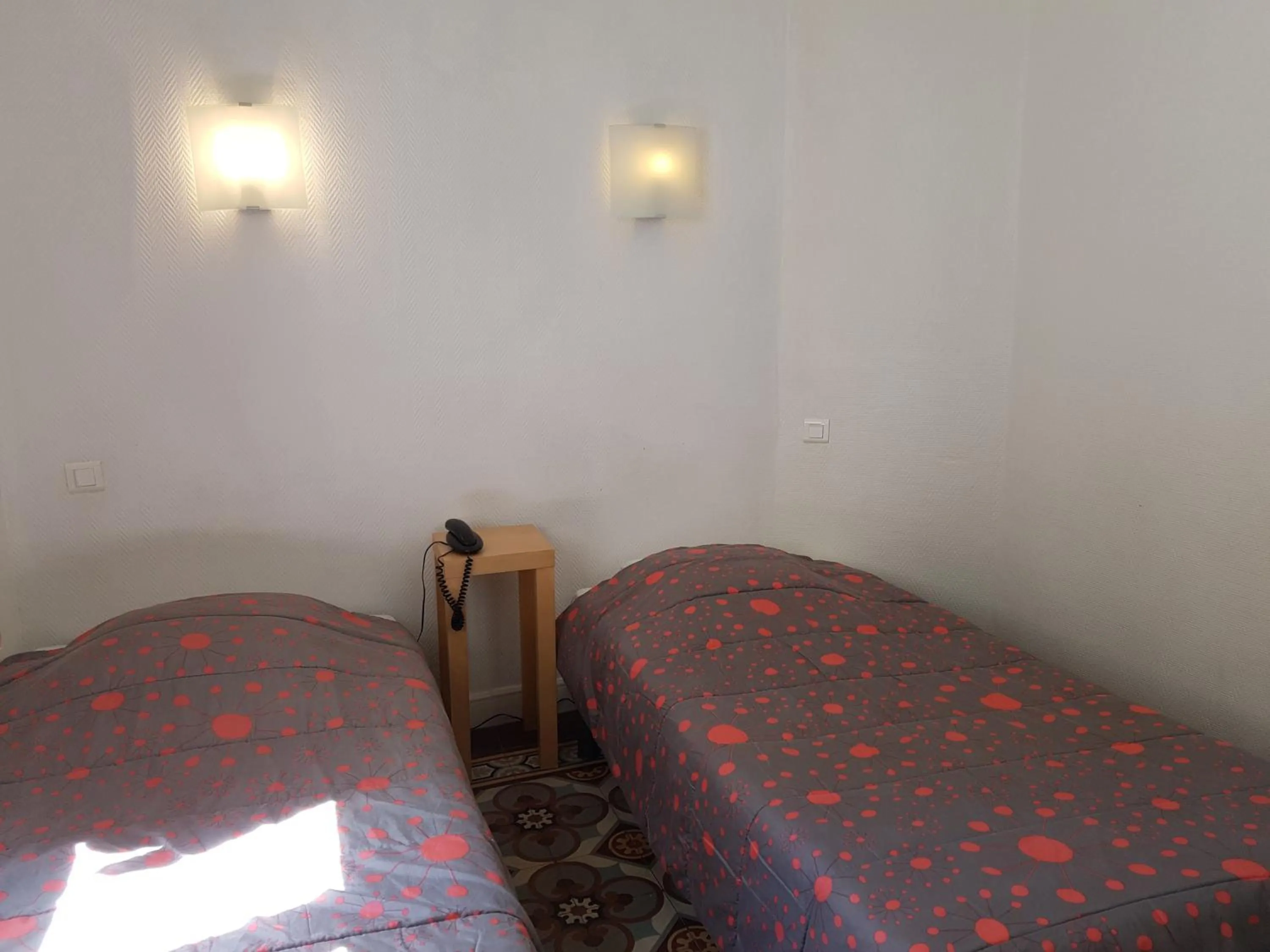 Bed in Hôtel Des Poètes avec parking sur réservation