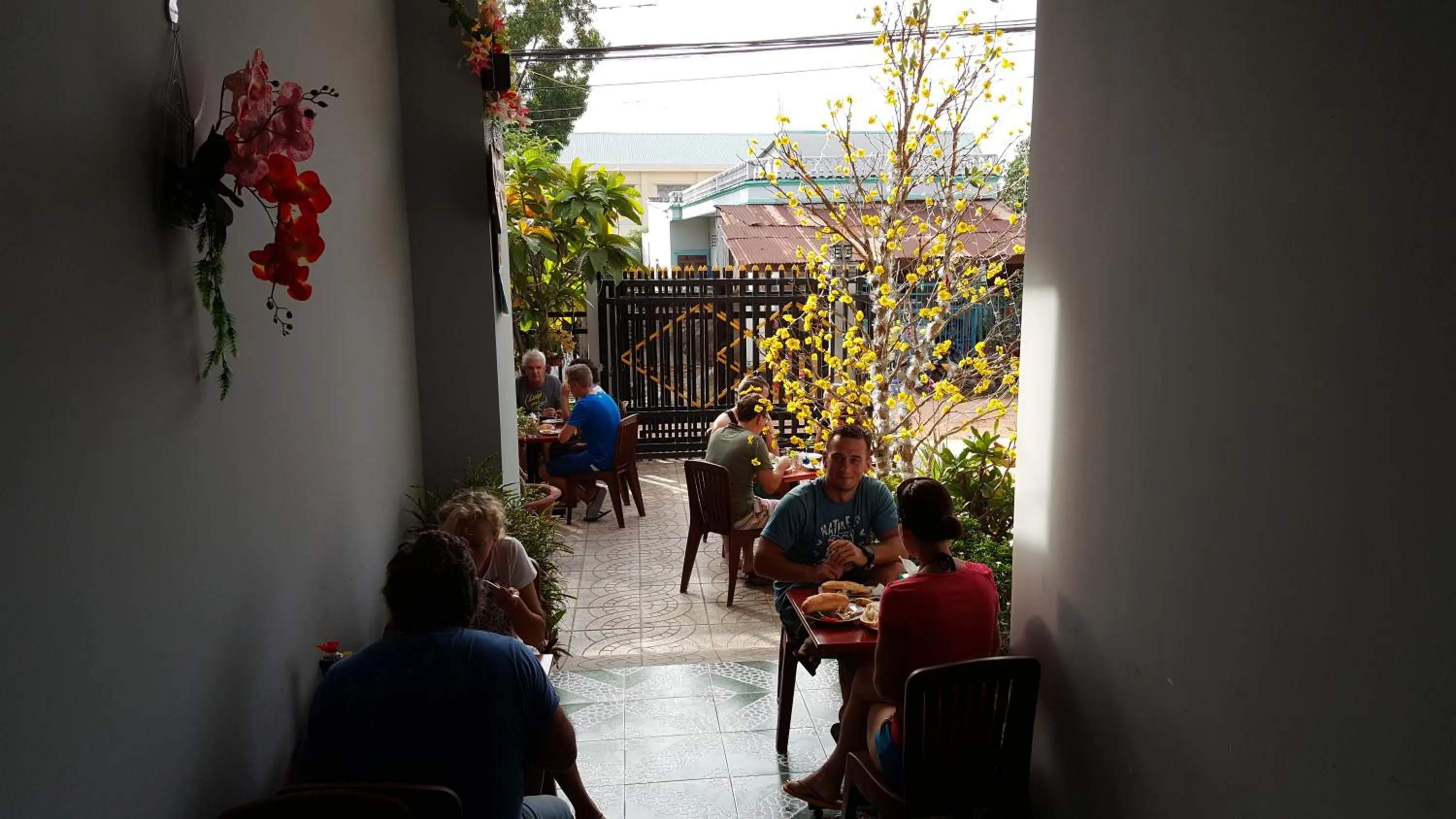 Restaurant/places to eat in Lien Thong Hotel