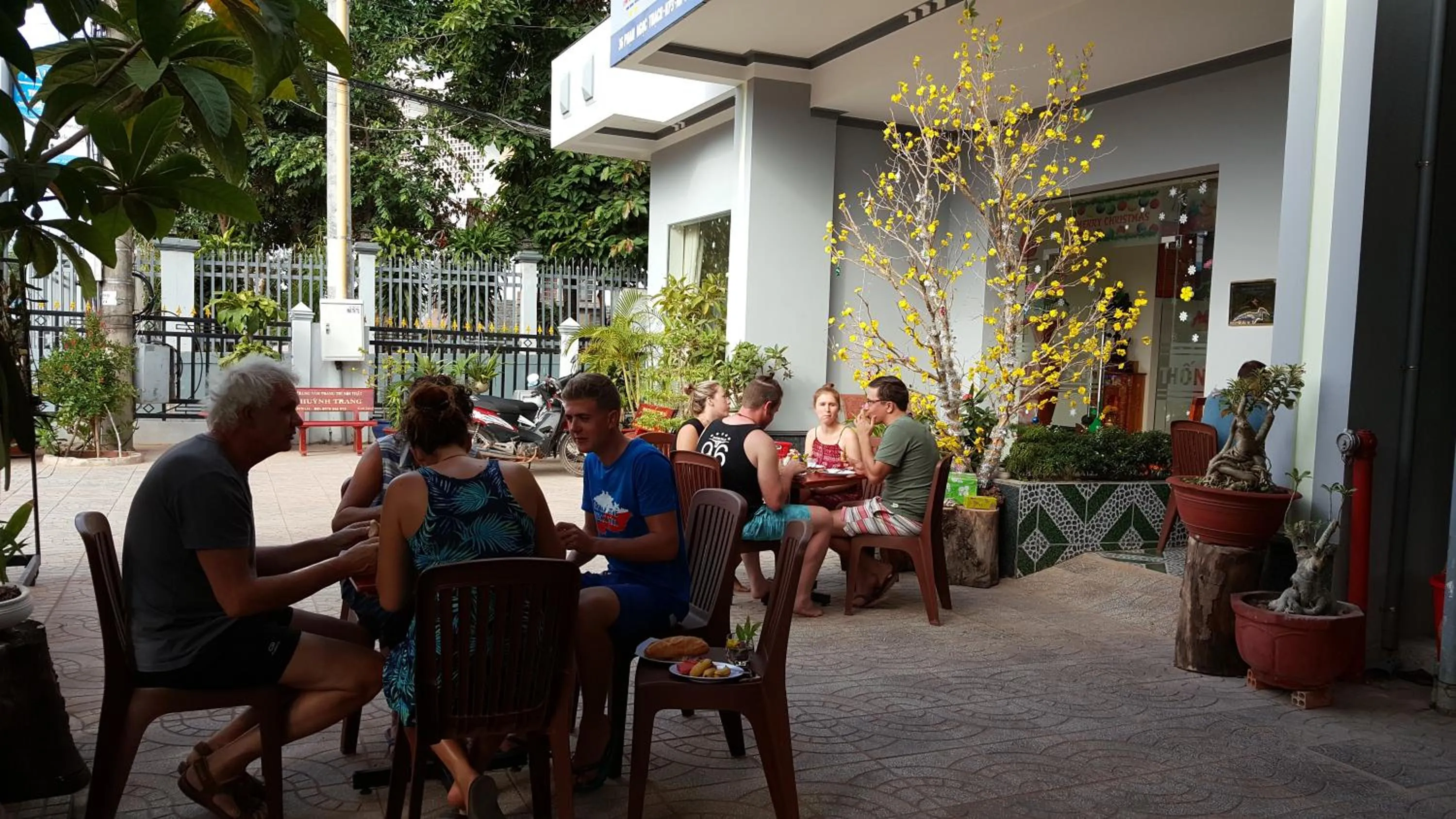 Restaurant/places to eat in Lien Thong Hotel
