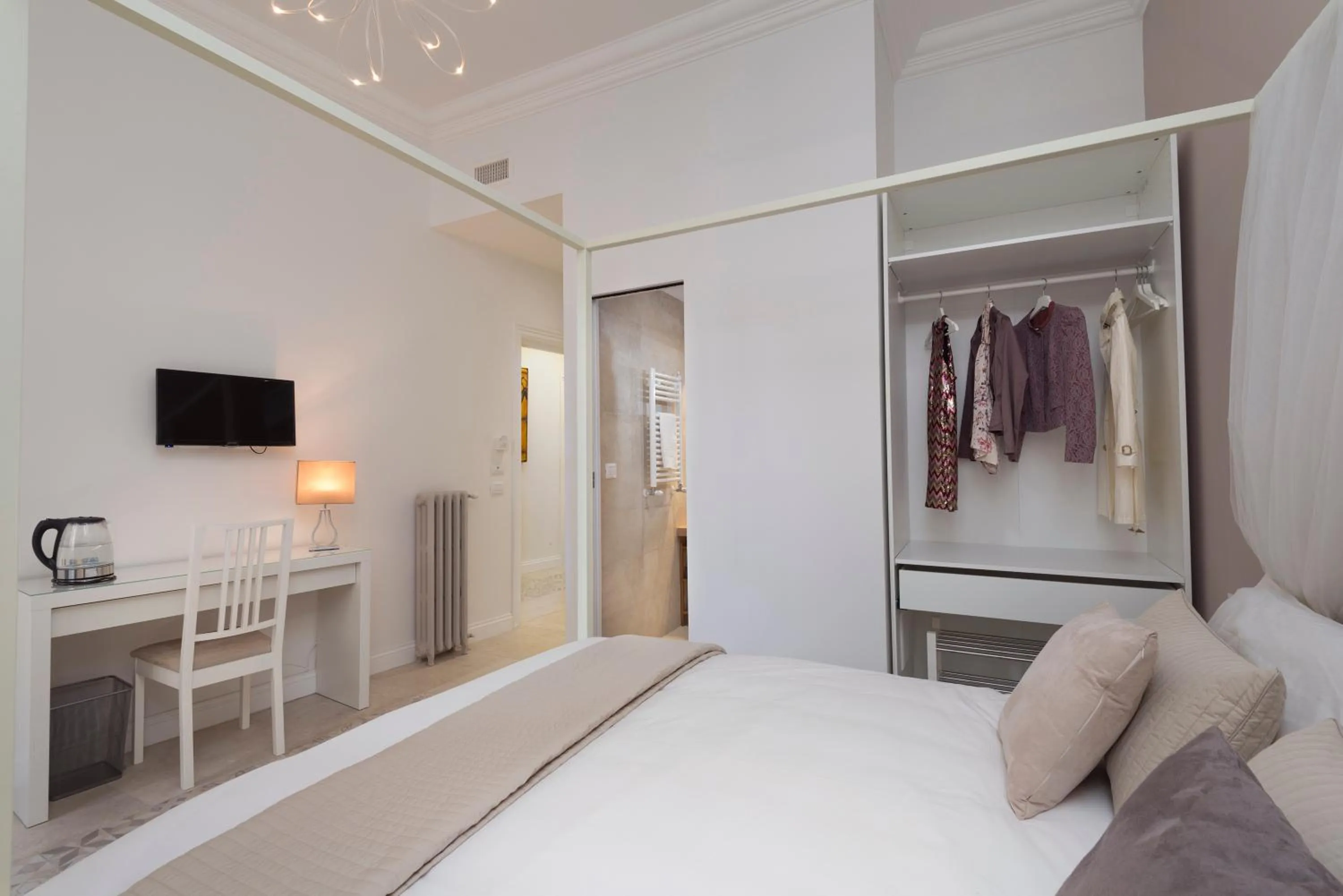 Photo of the whole room, Bed in Vaticanspace Rooms