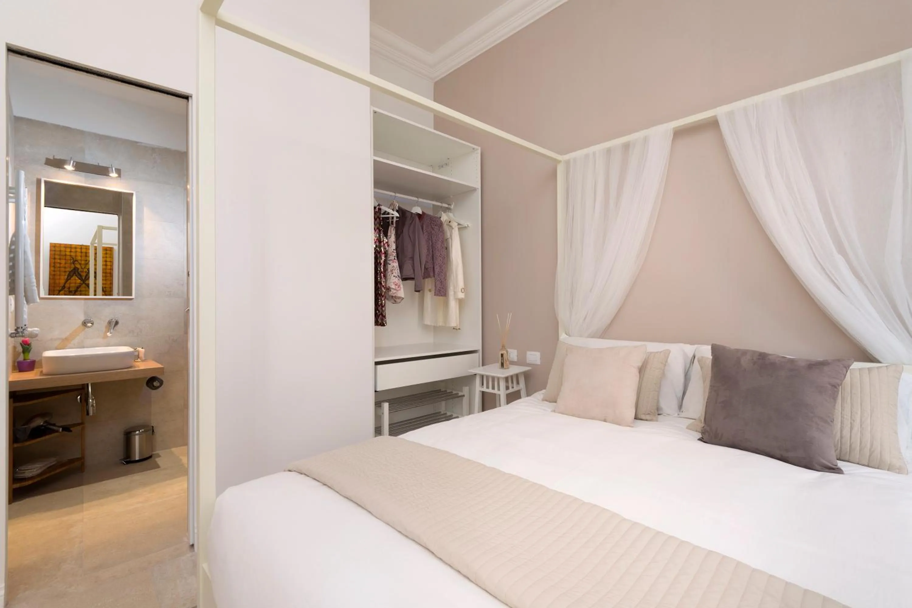 Photo of the whole room, Bed in Vaticanspace Rooms