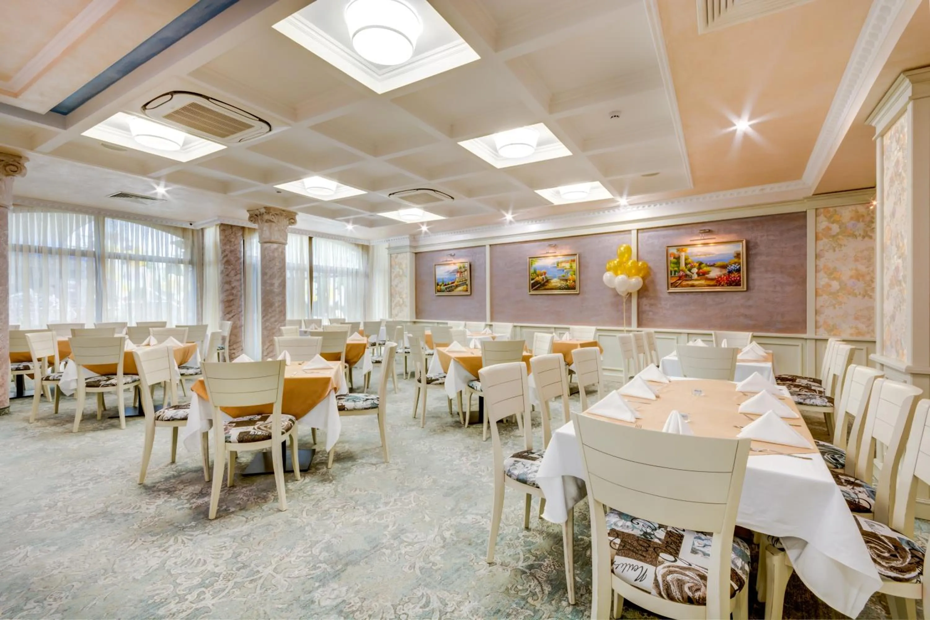 Restaurant/places to eat in Siena Palace