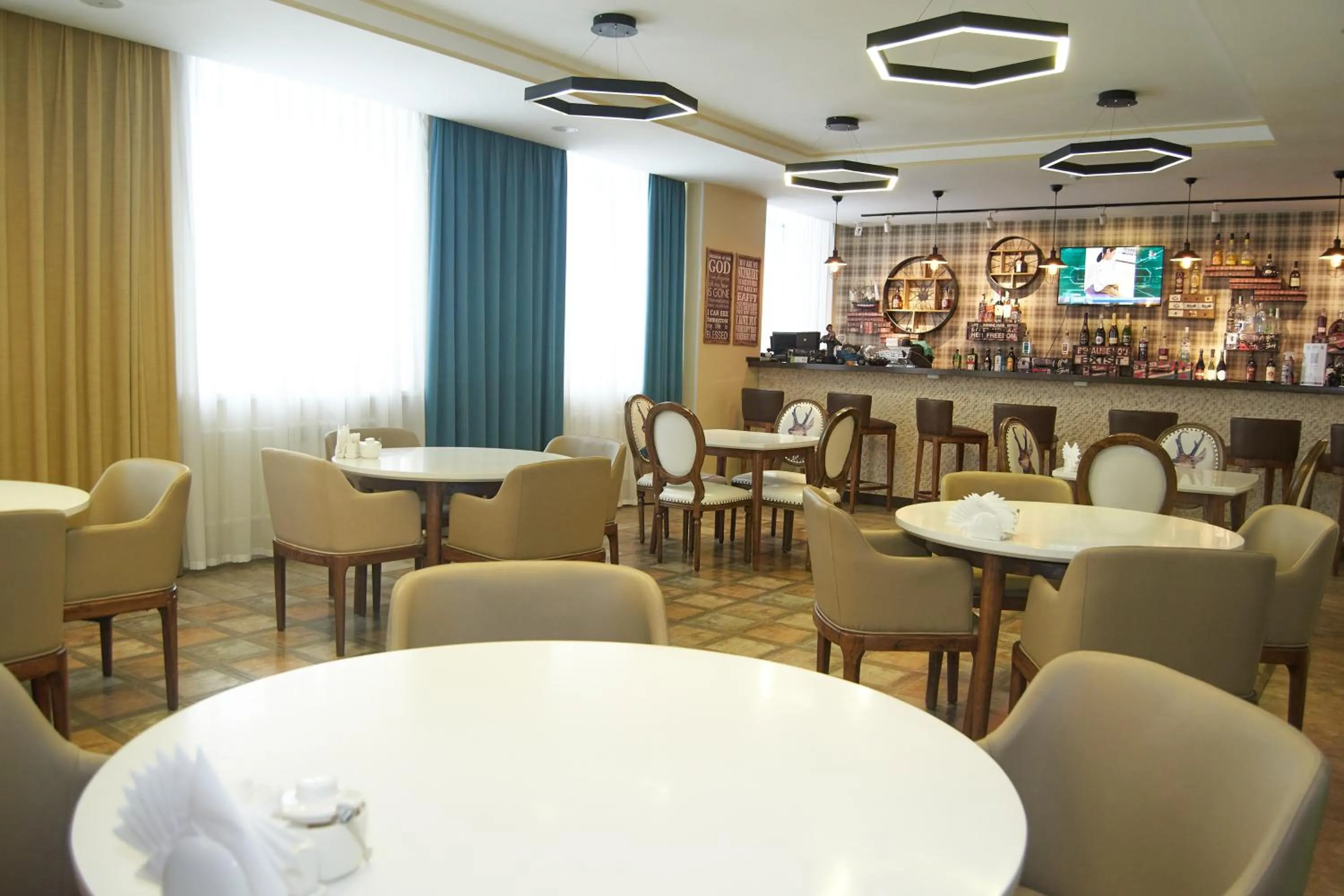 Restaurant/places to eat in GREEN Which Hotel