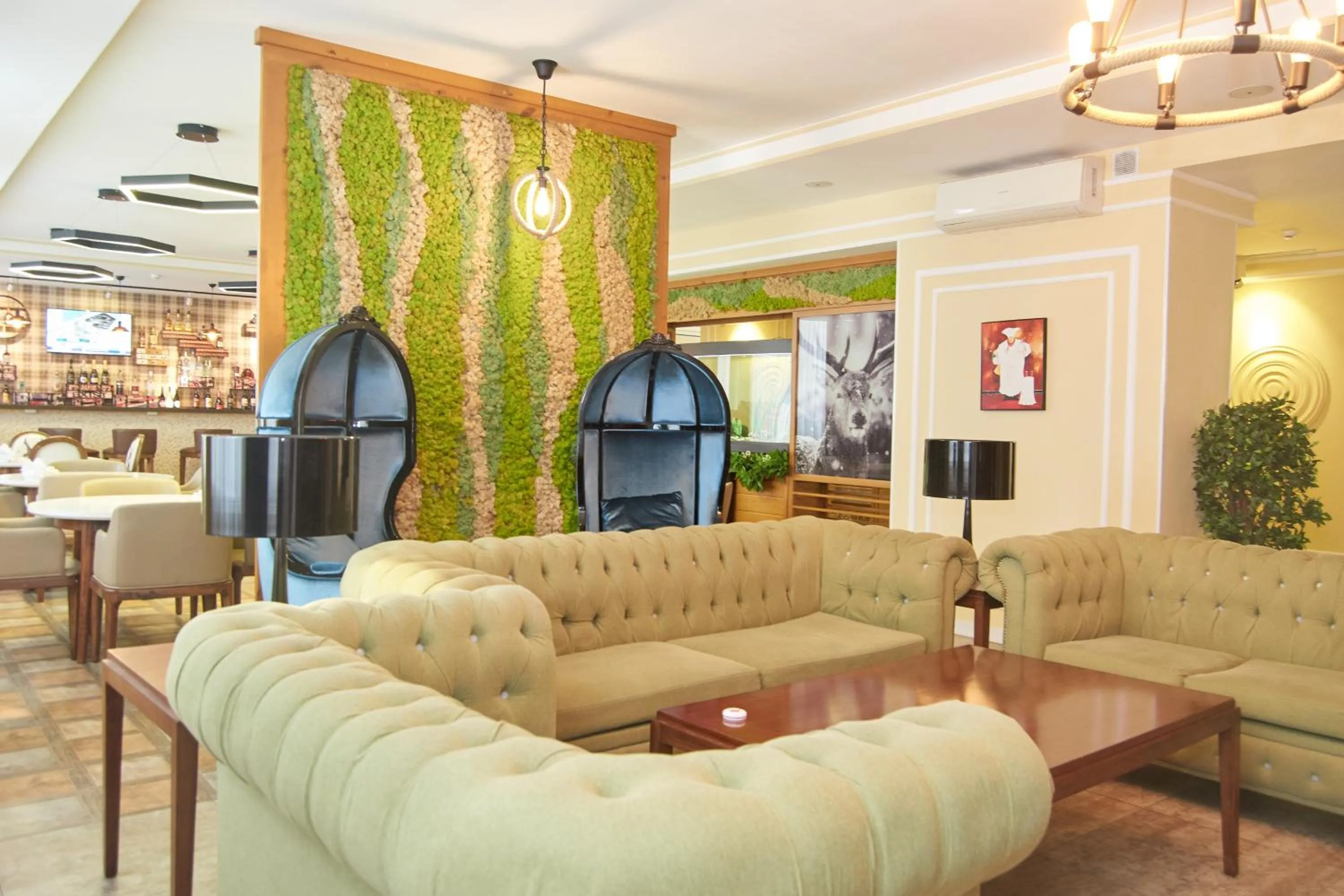 Restaurant/places to eat in GREEN Which Hotel