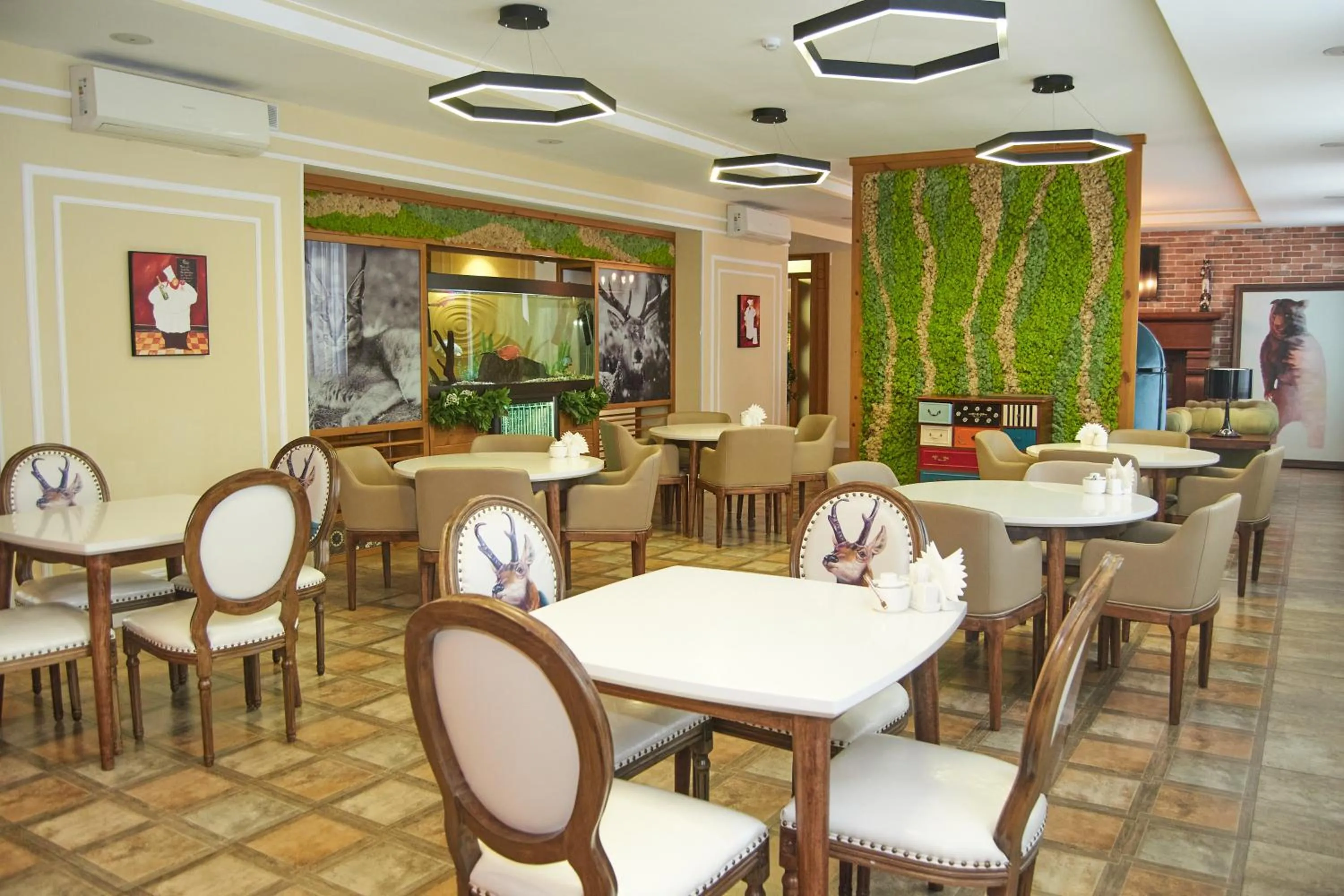 Restaurant/places to eat in GREEN Which Hotel