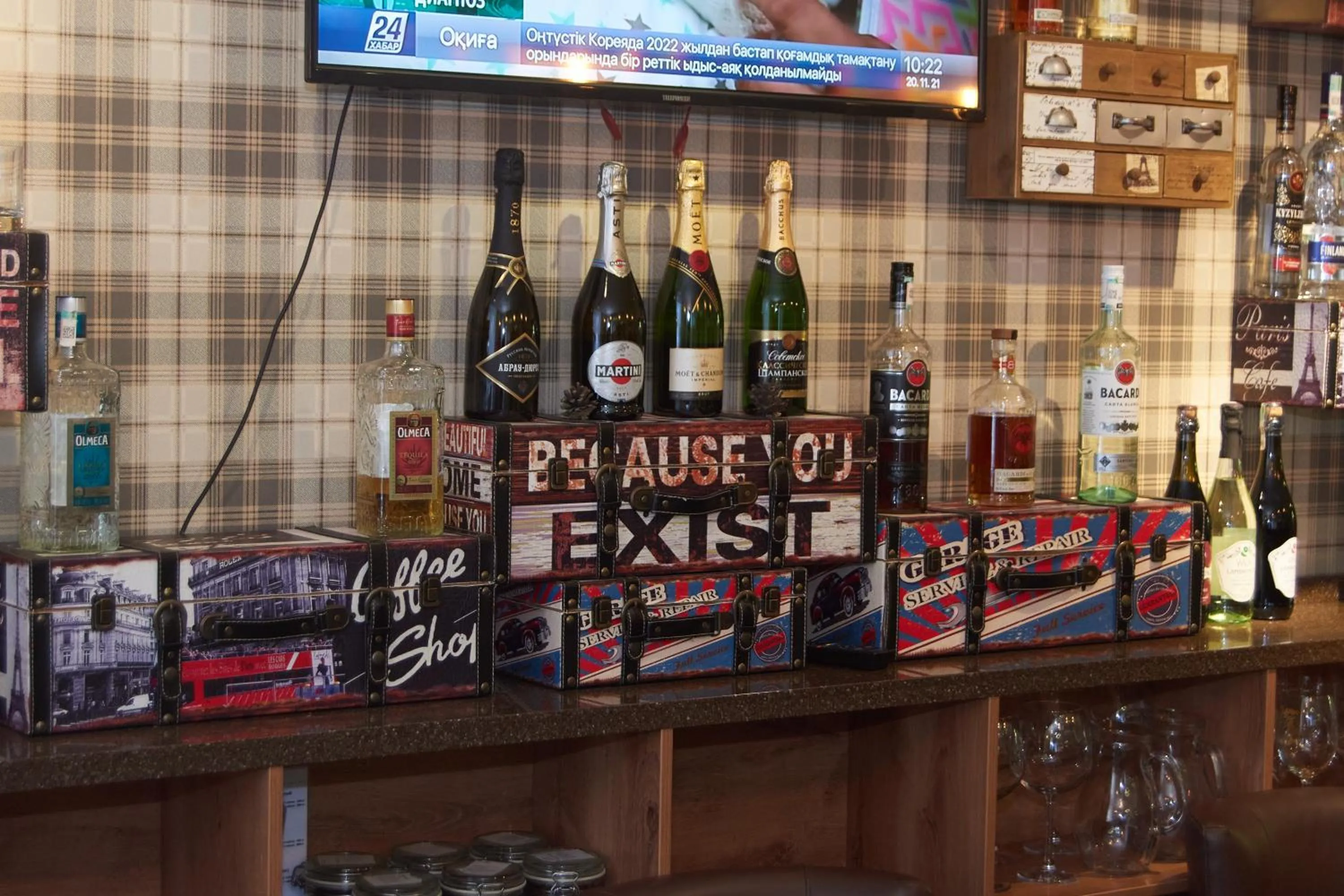 Restaurant/places to eat in GREEN Which Hotel