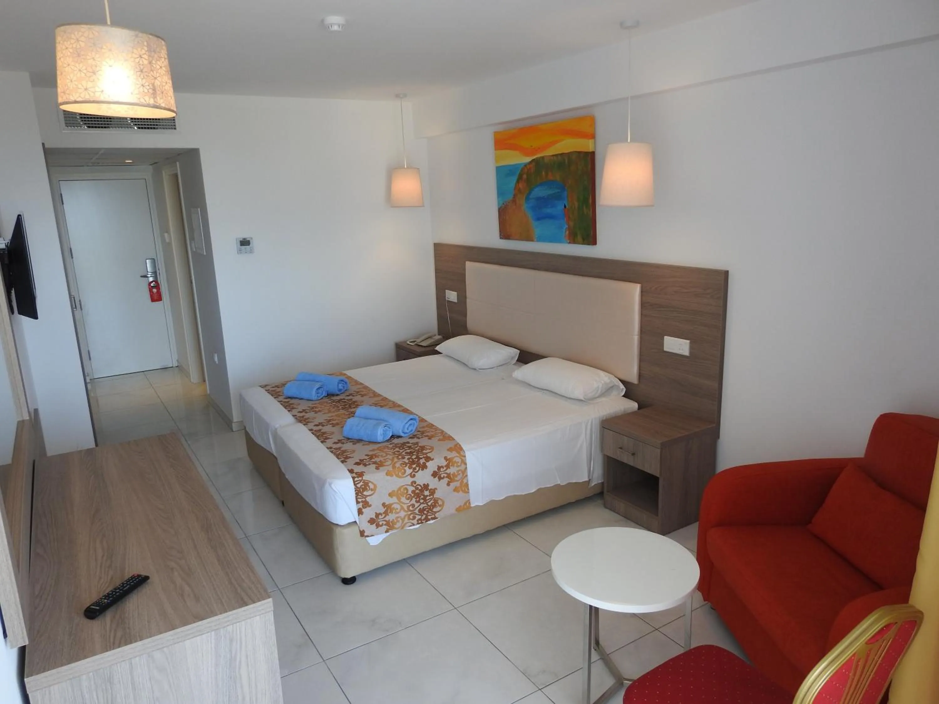 Photo of the whole room, Bed in Corfu Hotel