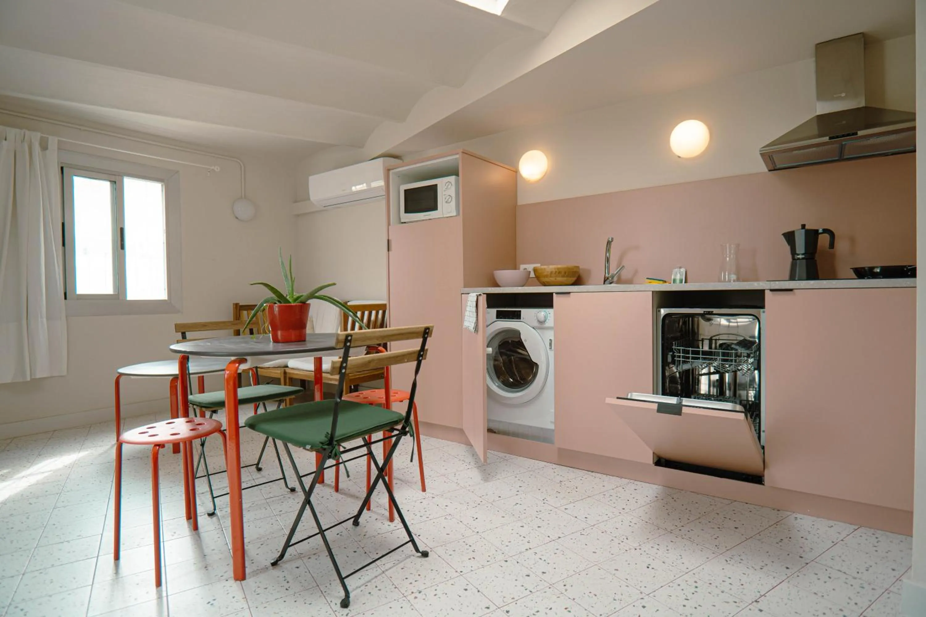 Dining area in Smartr Barcelona Ramblas