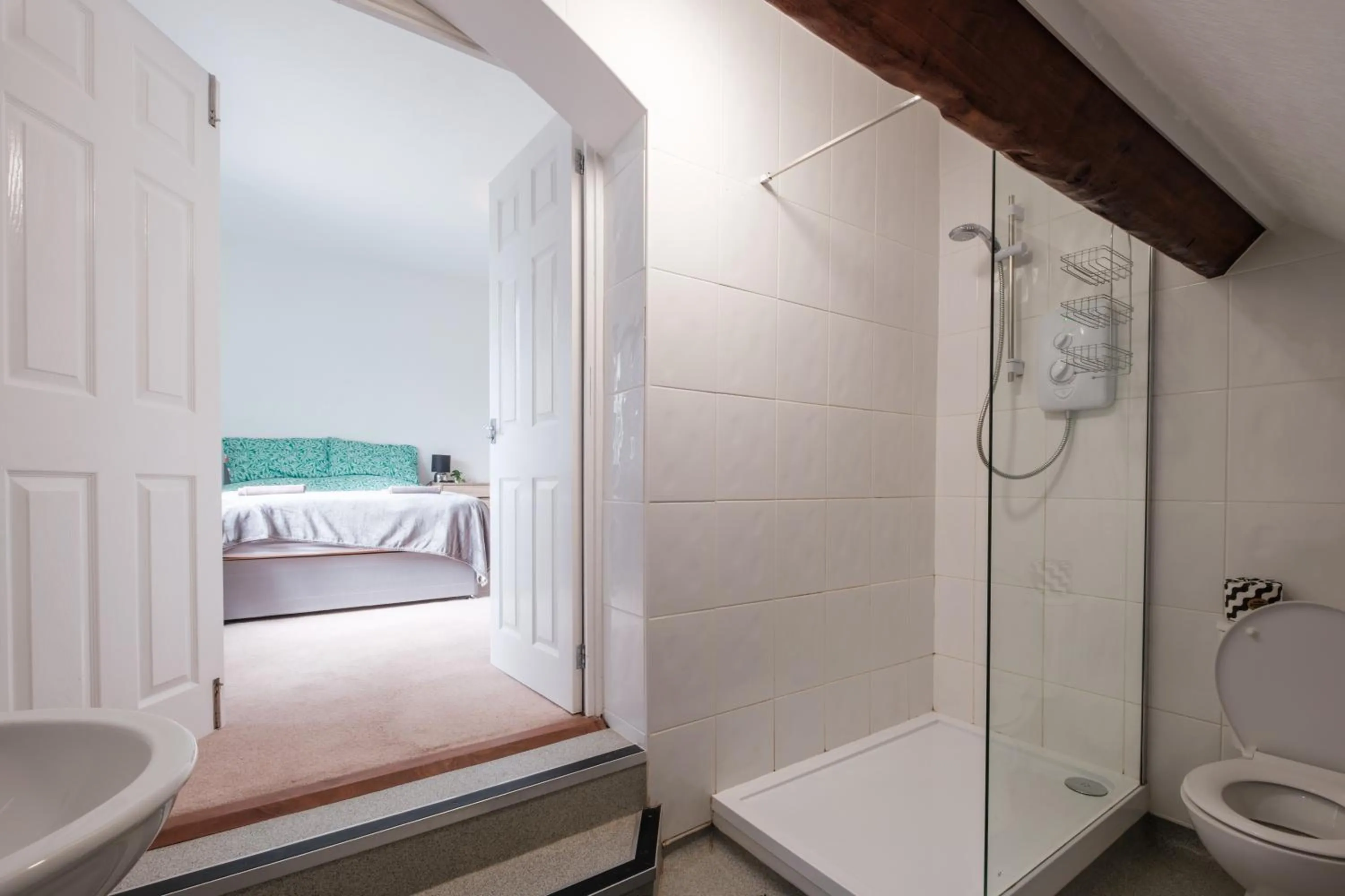 Bathroom, Bed in OYO The Pickering Park Hotel