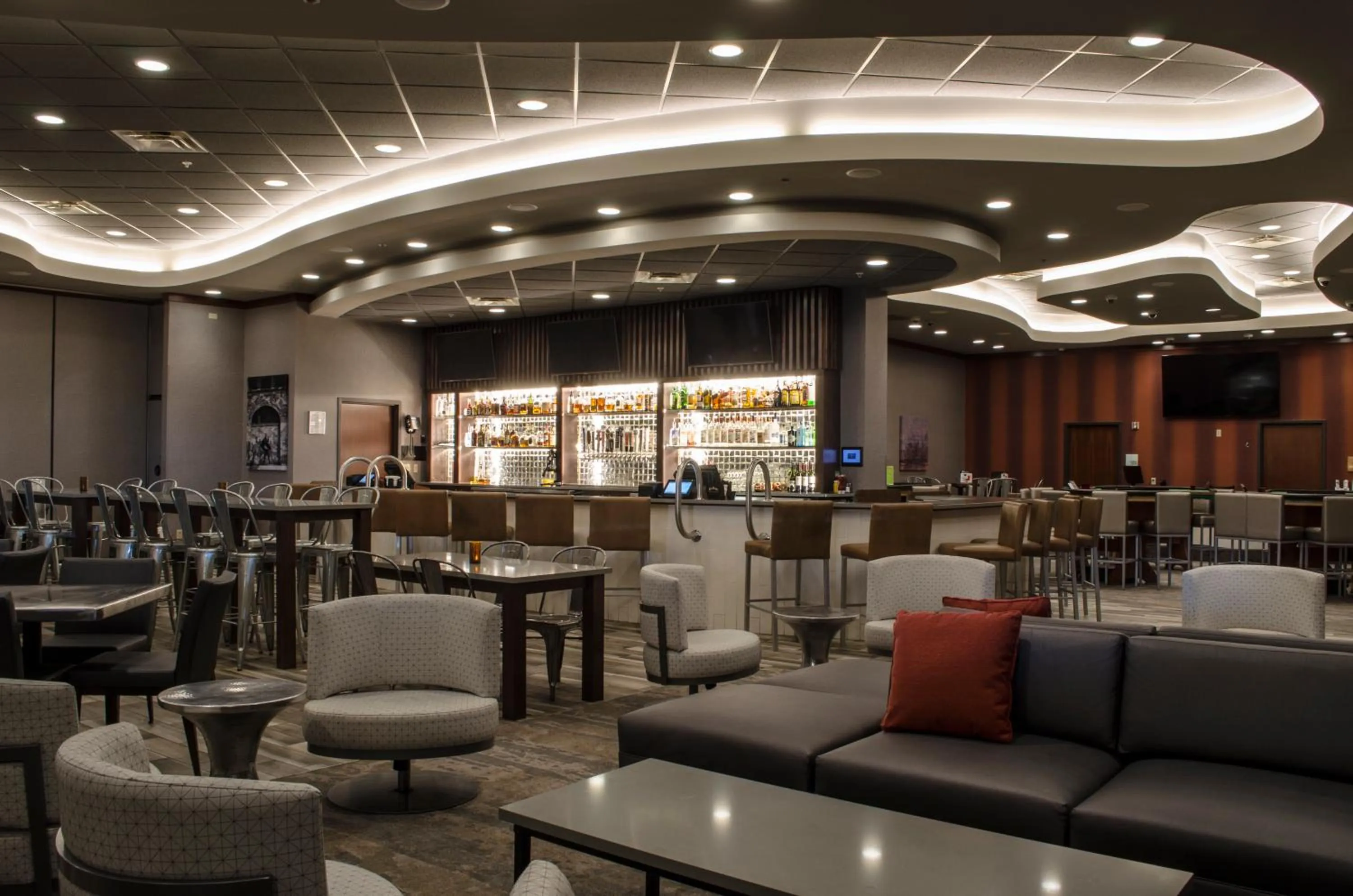 Lounge or bar in Holiday Inn Fargo by IHG