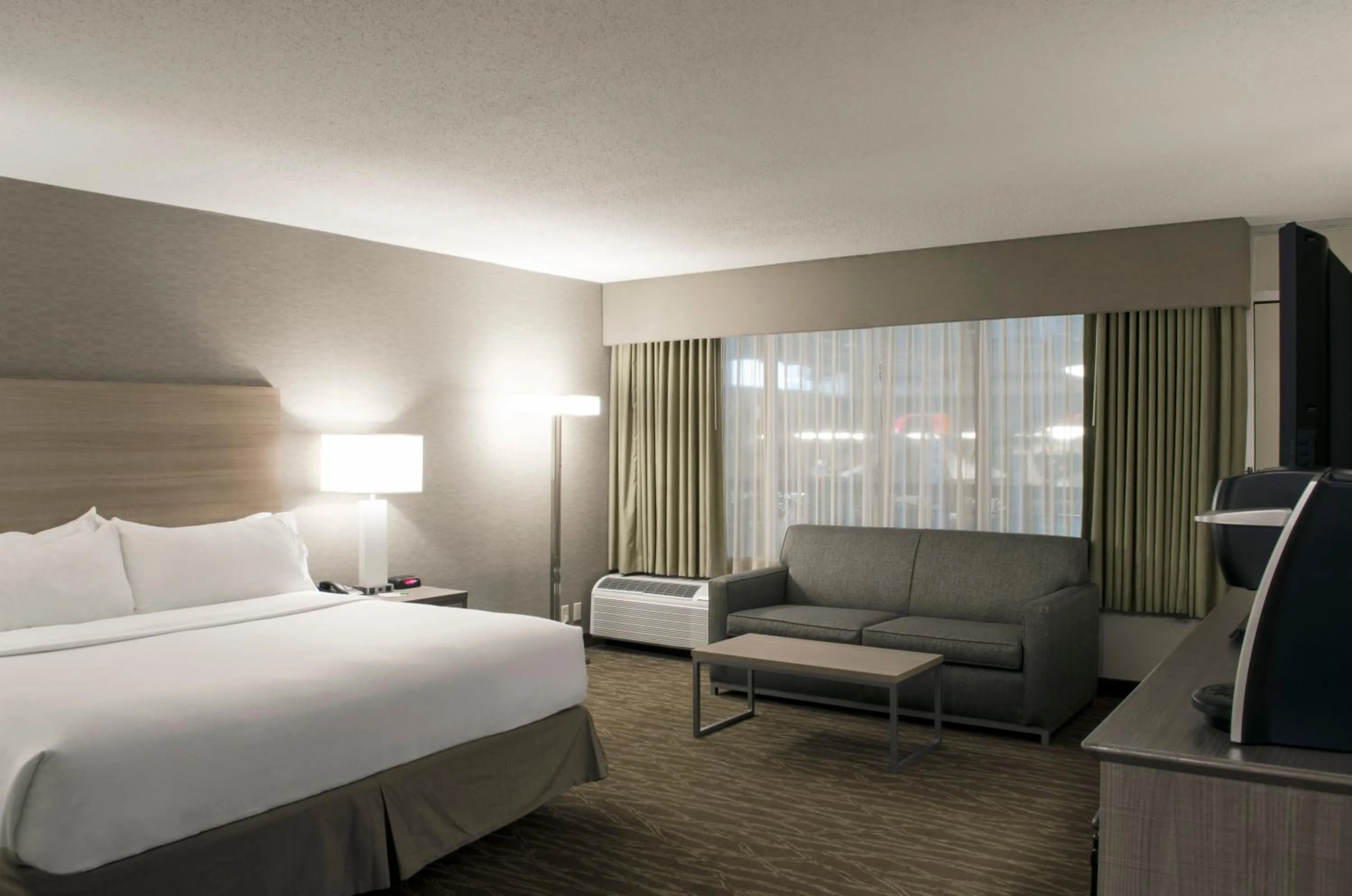 Photo of the whole room, Bed in Holiday Inn Fargo by IHG